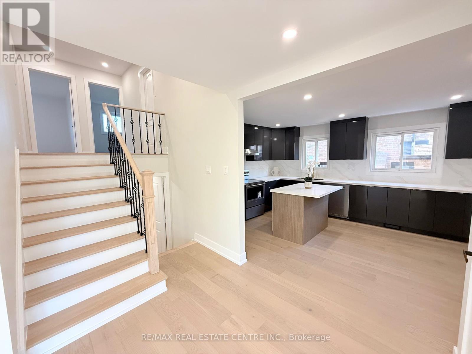 1215 Larny Court, Mississauga, Ontario  L4W 3N4 - Photo 11 - W12439890
