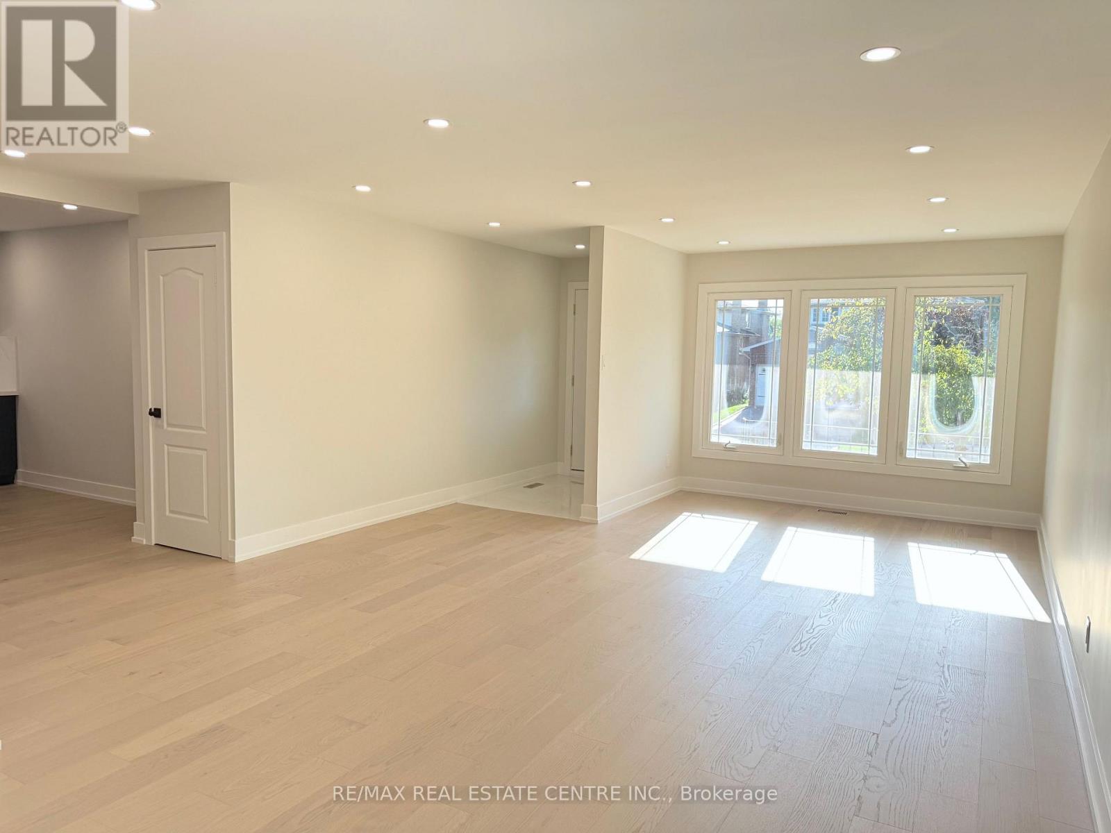 1215 Larny Court, Mississauga, Ontario  L4W 3N4 - Photo 3 - W12439890