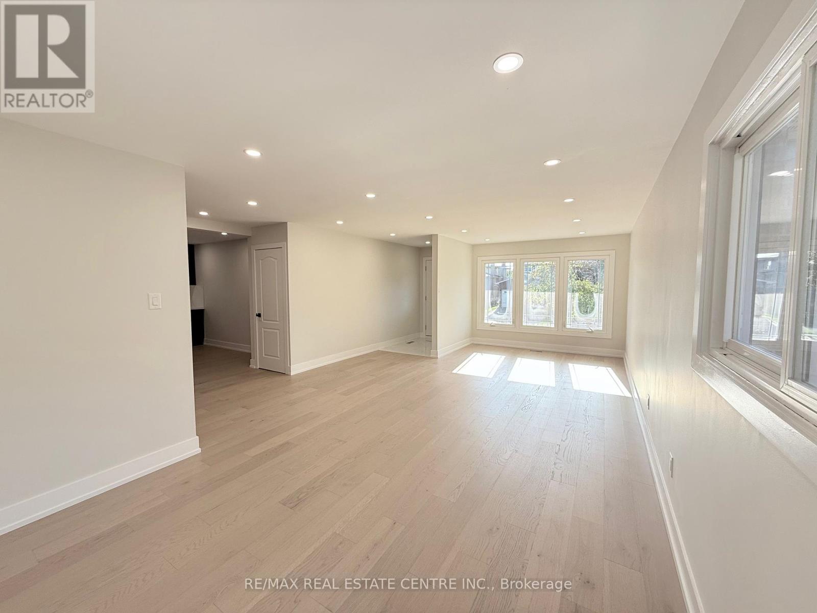1215 Larny Court, Mississauga, Ontario  L4W 3N4 - Photo 4 - W12439890