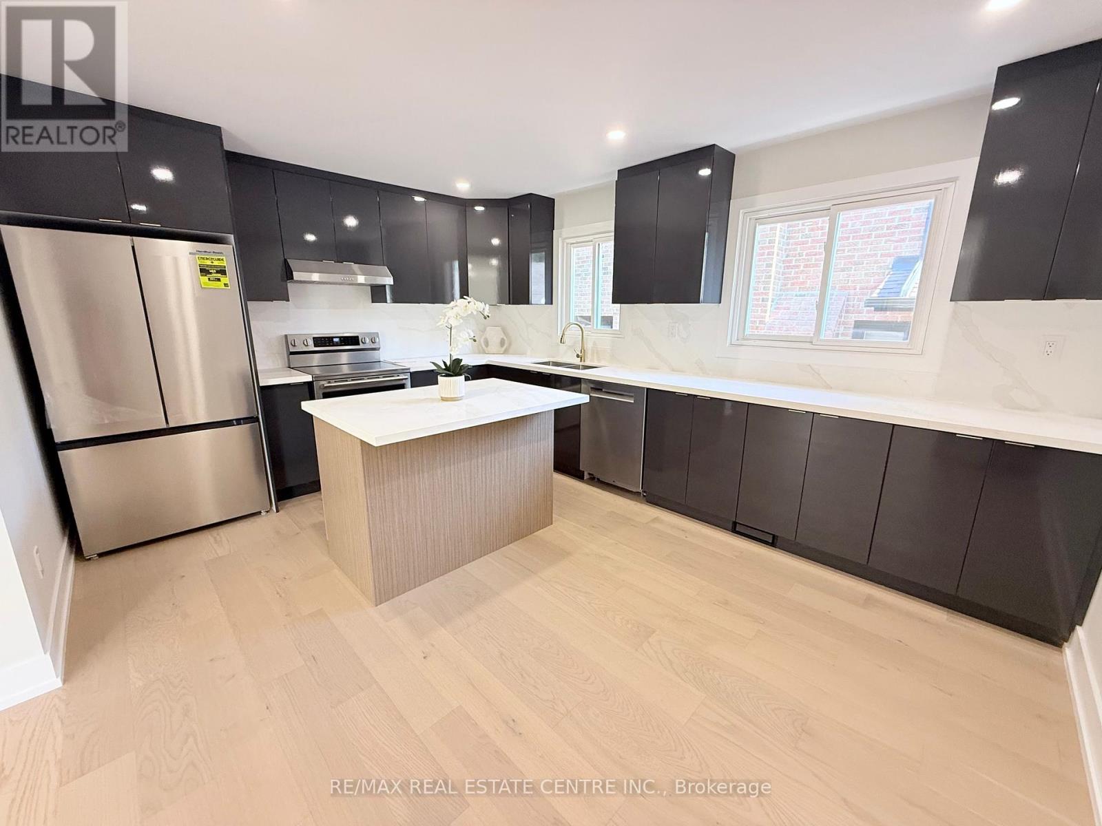 1215 Larny Court, Mississauga, Ontario  L4W 3N4 - Photo 7 - W12439890