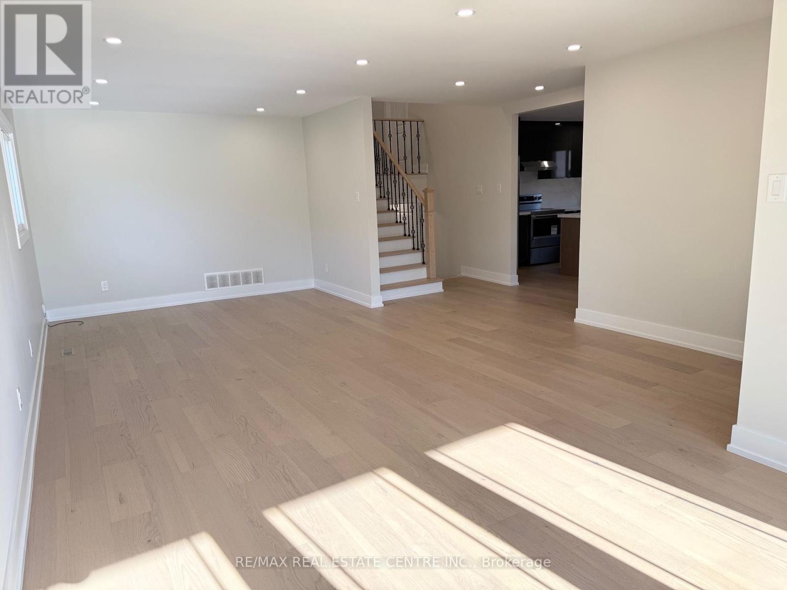 1215 Larny Court, Mississauga, Ontario  L4W 3N4 - Photo 5 - W12439890