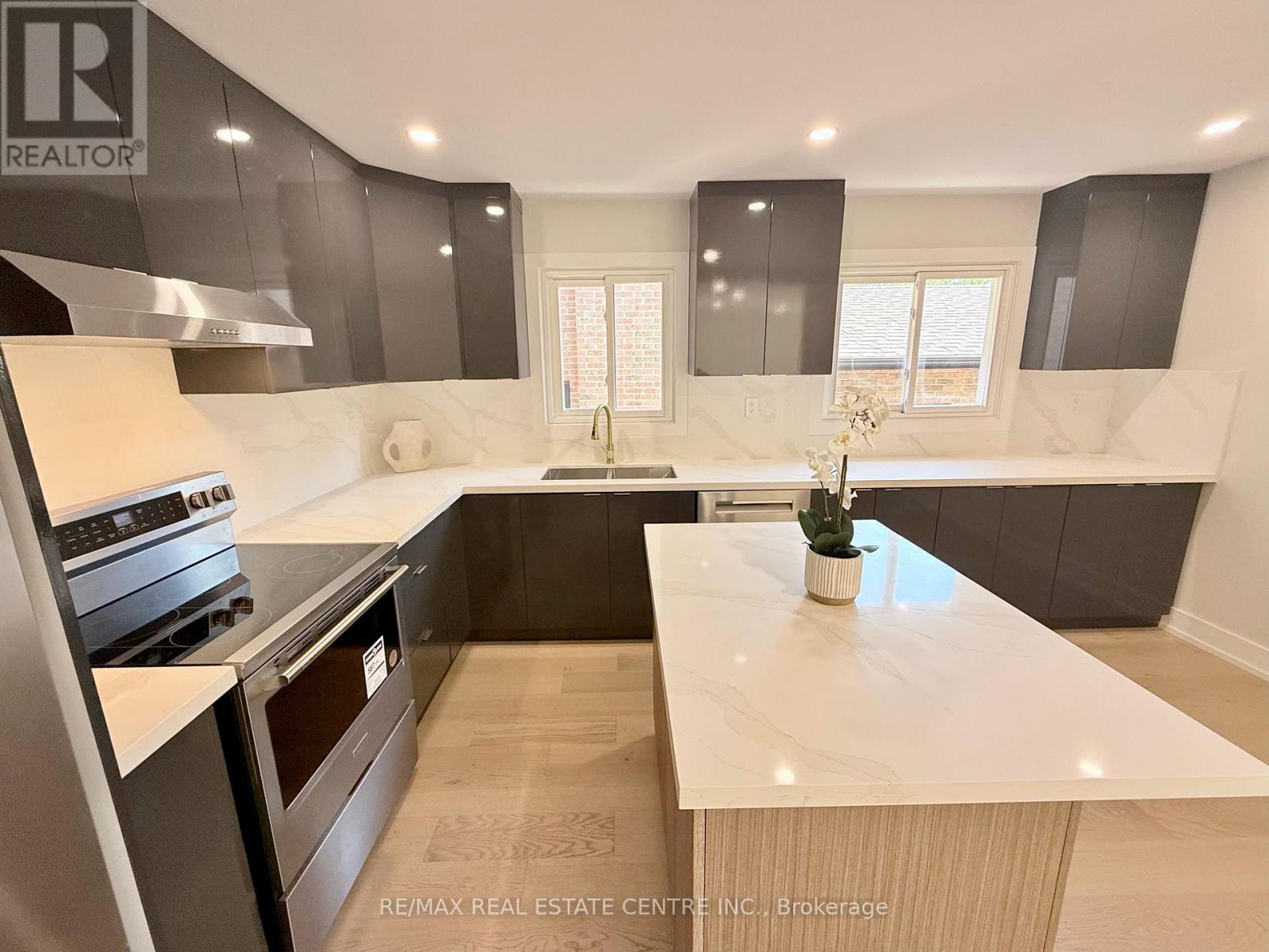 1215 Larny Court, Mississauga, Ontario  L4W 3N4 - Photo 9 - W12439890