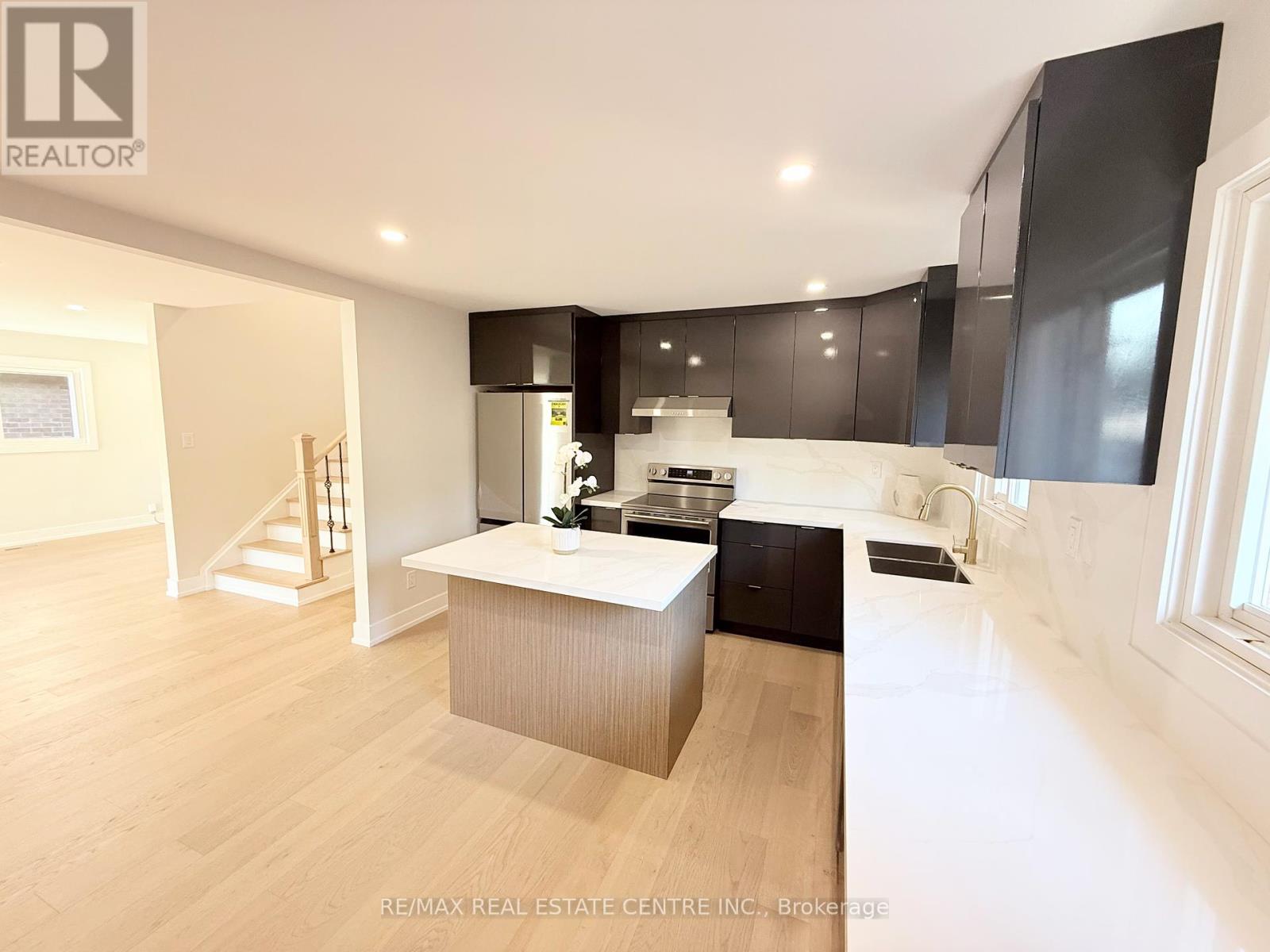 1215 Larny Court, Mississauga, Ontario  L4W 3N4 - Photo 6 - W12439890