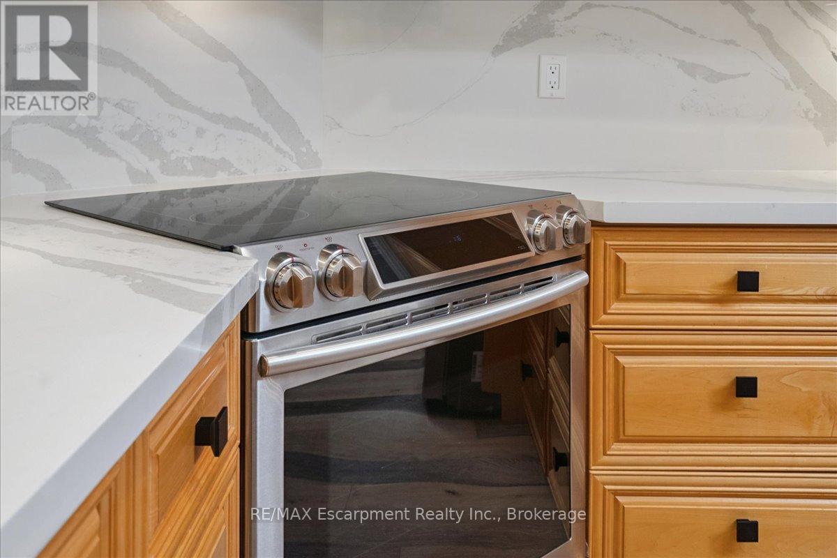346 Kingsway Place, Milton, Ontario  L9T 4C8 - Photo 13 - W12440250