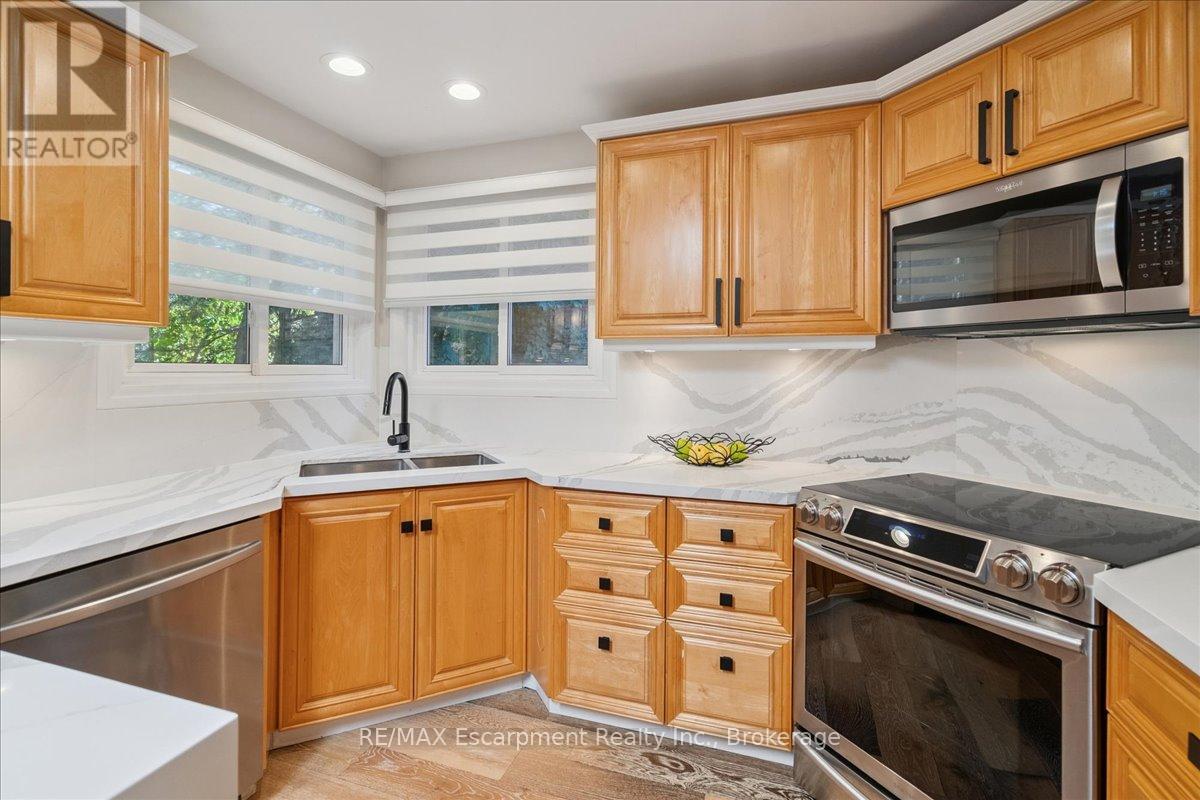 346 Kingsway Place, Milton, Ontario  L9T 4C8 - Photo 15 - W12440250