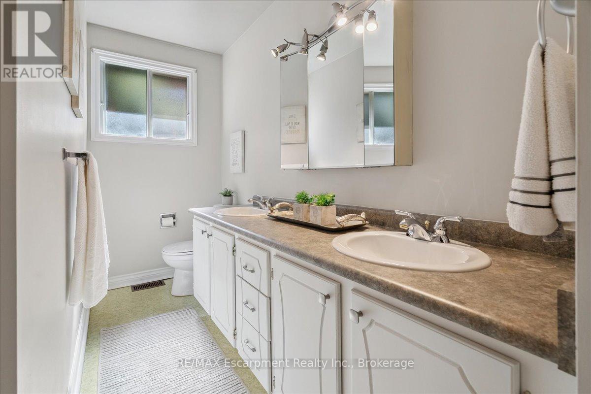 346 Kingsway Place, Milton, Ontario  L9T 4C8 - Photo 24 - W12440250