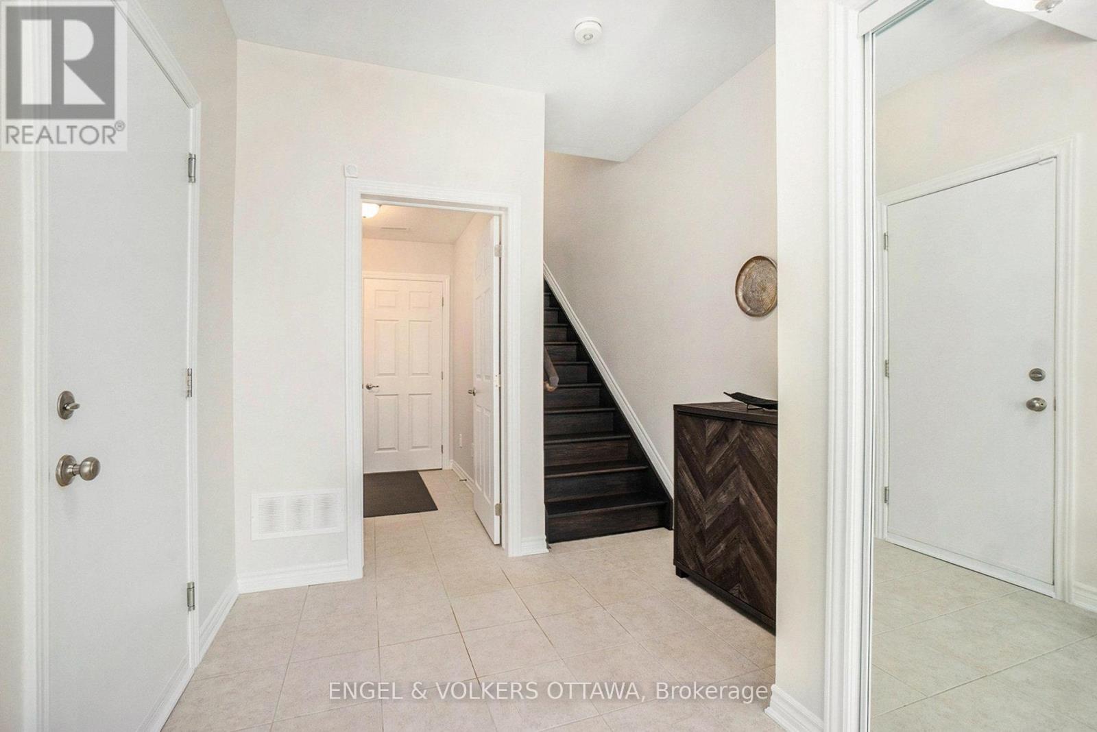 827 Kiniw Private, Ottawa, Ontario  K1K 5A3 - Photo 4 - X12440135