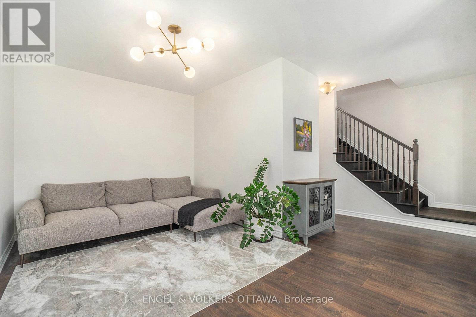 827 Kiniw Private, Ottawa, Ontario  K1K 5A3 - Photo 6 - X12440135