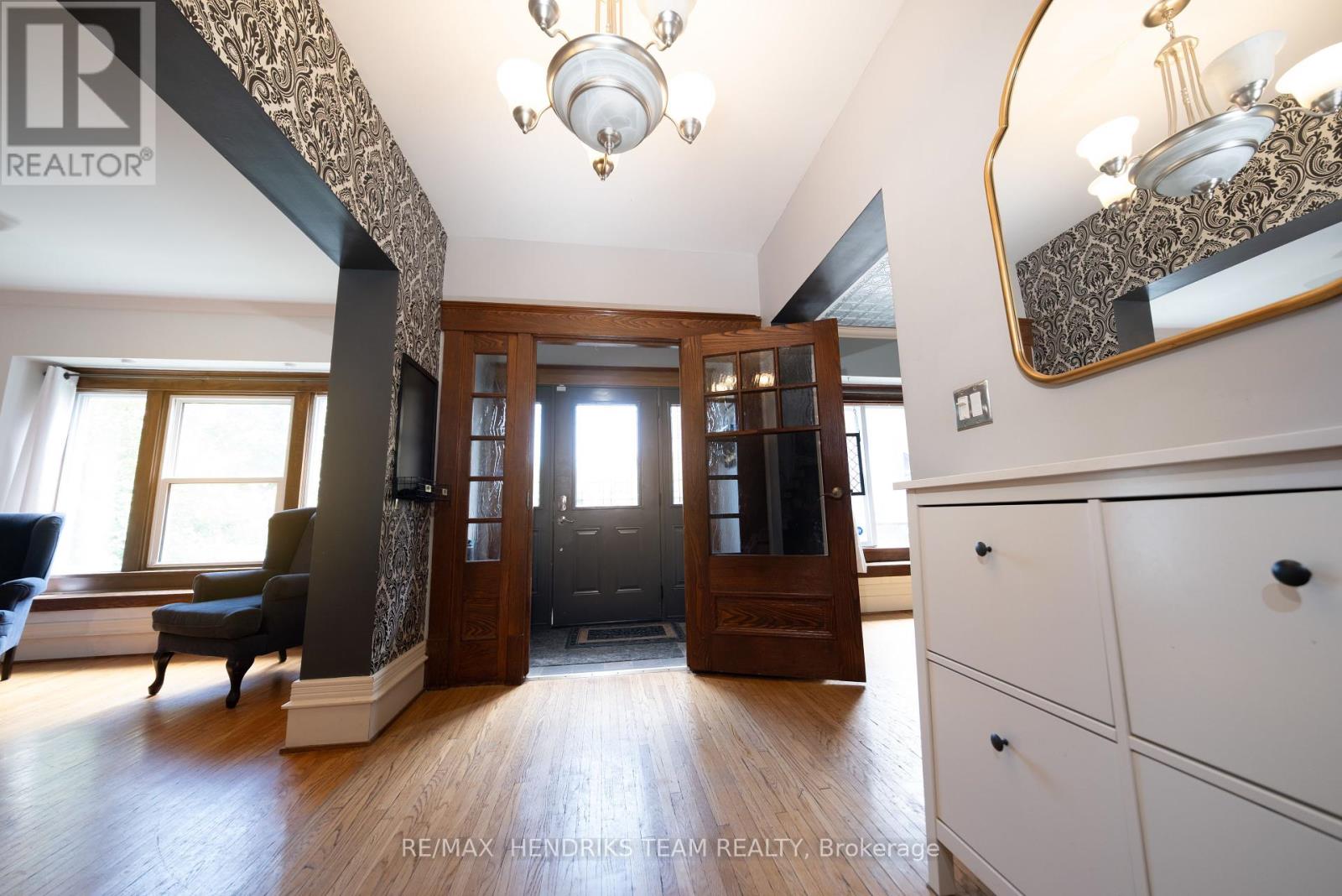 153 Geneva Street, St. Catharines (Downtown), Ontario  L2R 4N7 - Photo 4 - X12440167