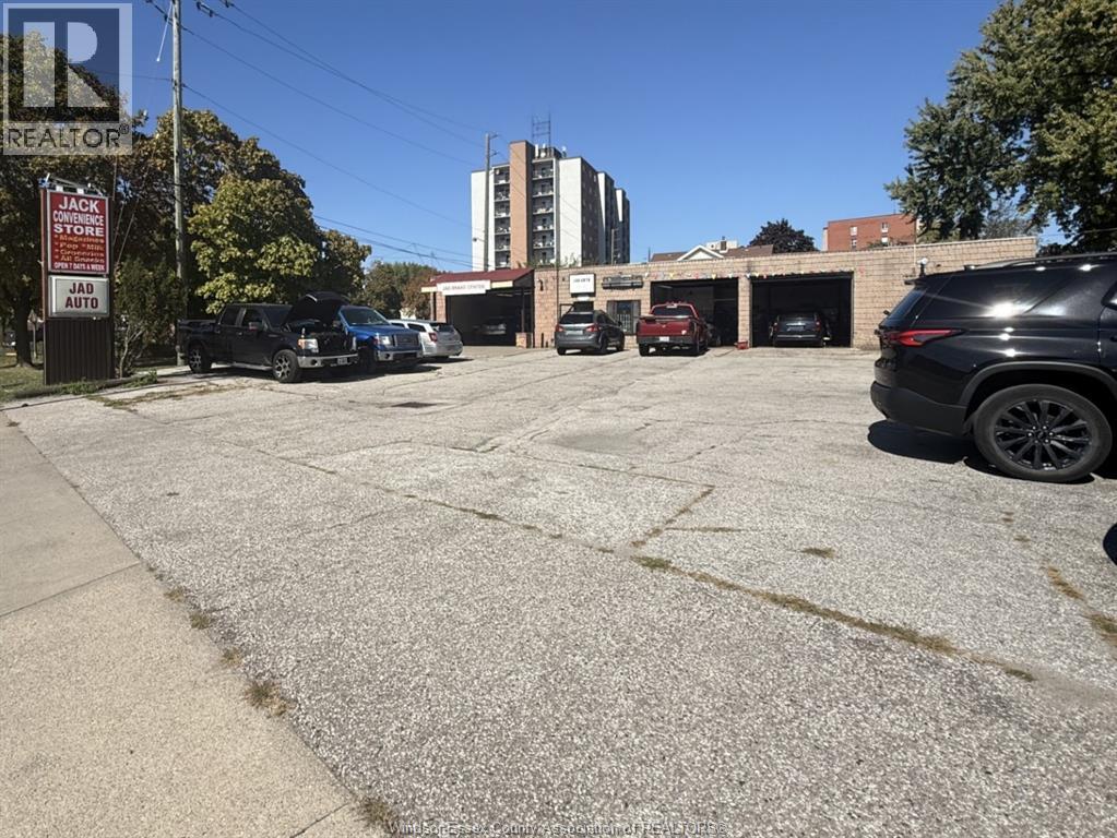 MLS# 25025056: 3414 WYANDOTTE STREET East, Windsor, Canada