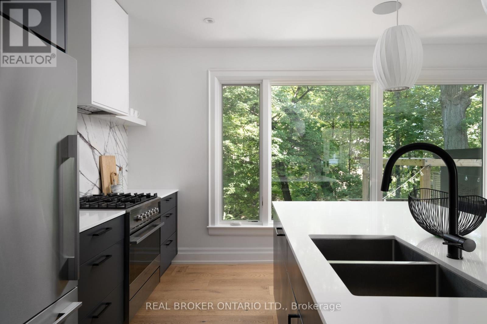 5 Wembley Drive, Toronto, Ontario  M4L 3C9 - Photo 4 - E12440054