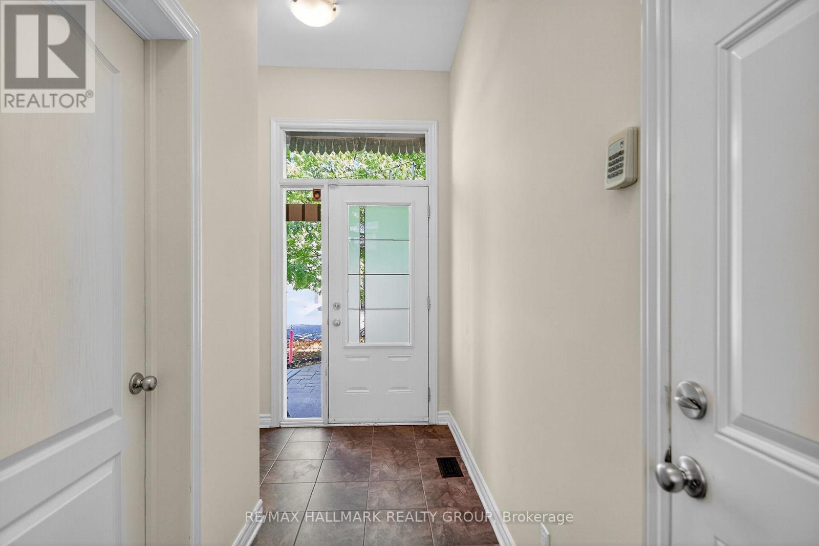 272 Broxburn Crescent, Ottawa, Ontario  K2J 0N8 - Photo 3 - X12440242