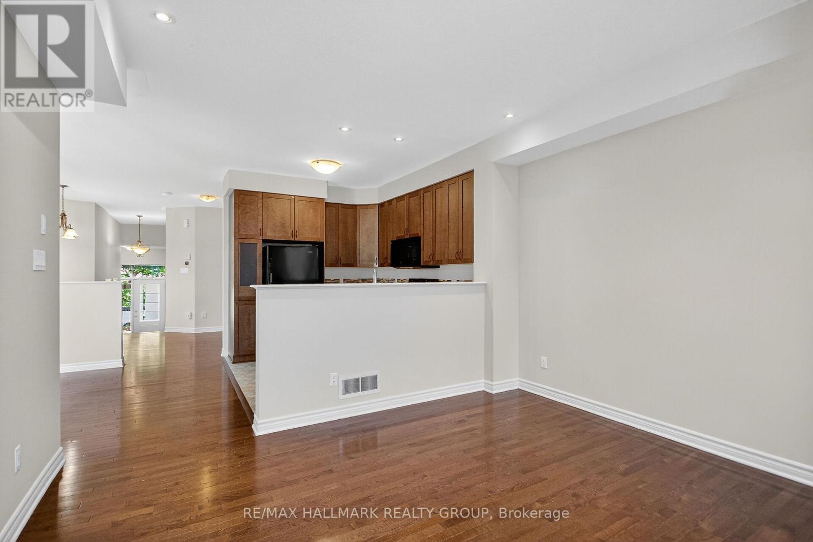 272 Broxburn Crescent, Ottawa, Ontario  K2J 0N8 - Photo 7 - X12440242