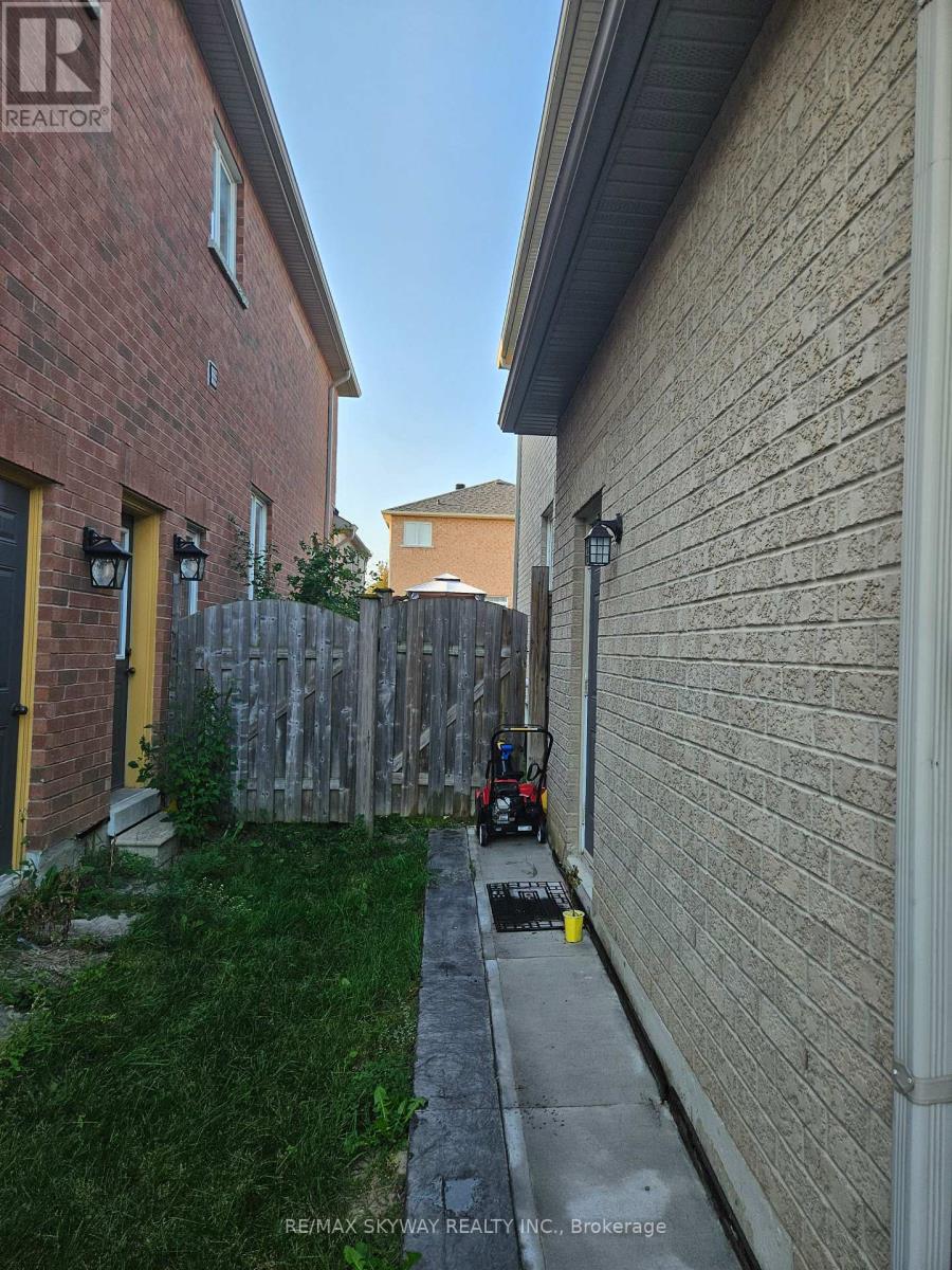 34 Terrance Drive, Markham, Ontario  L6B 0M2 - Photo 4 - N12440007