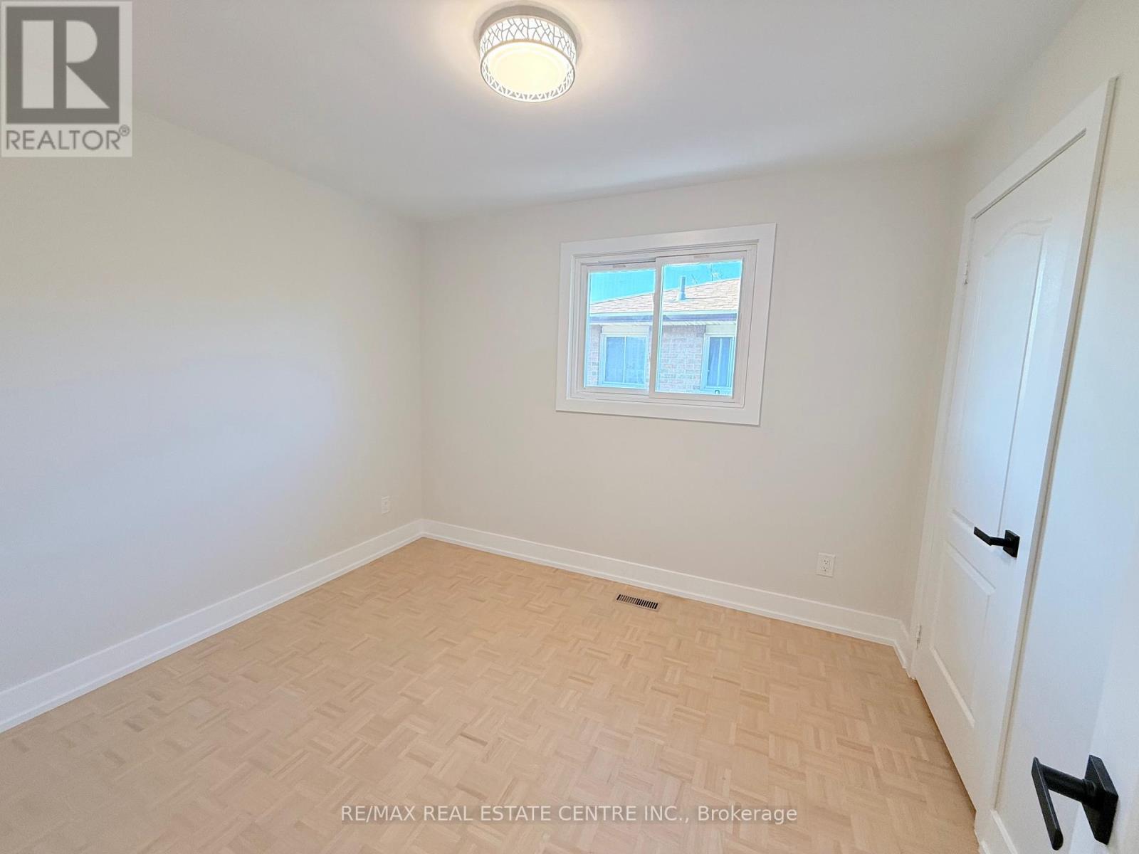 1215 Larny Court, Mississauga, Ontario  L4W 3N4 - Photo 17 - W12439890