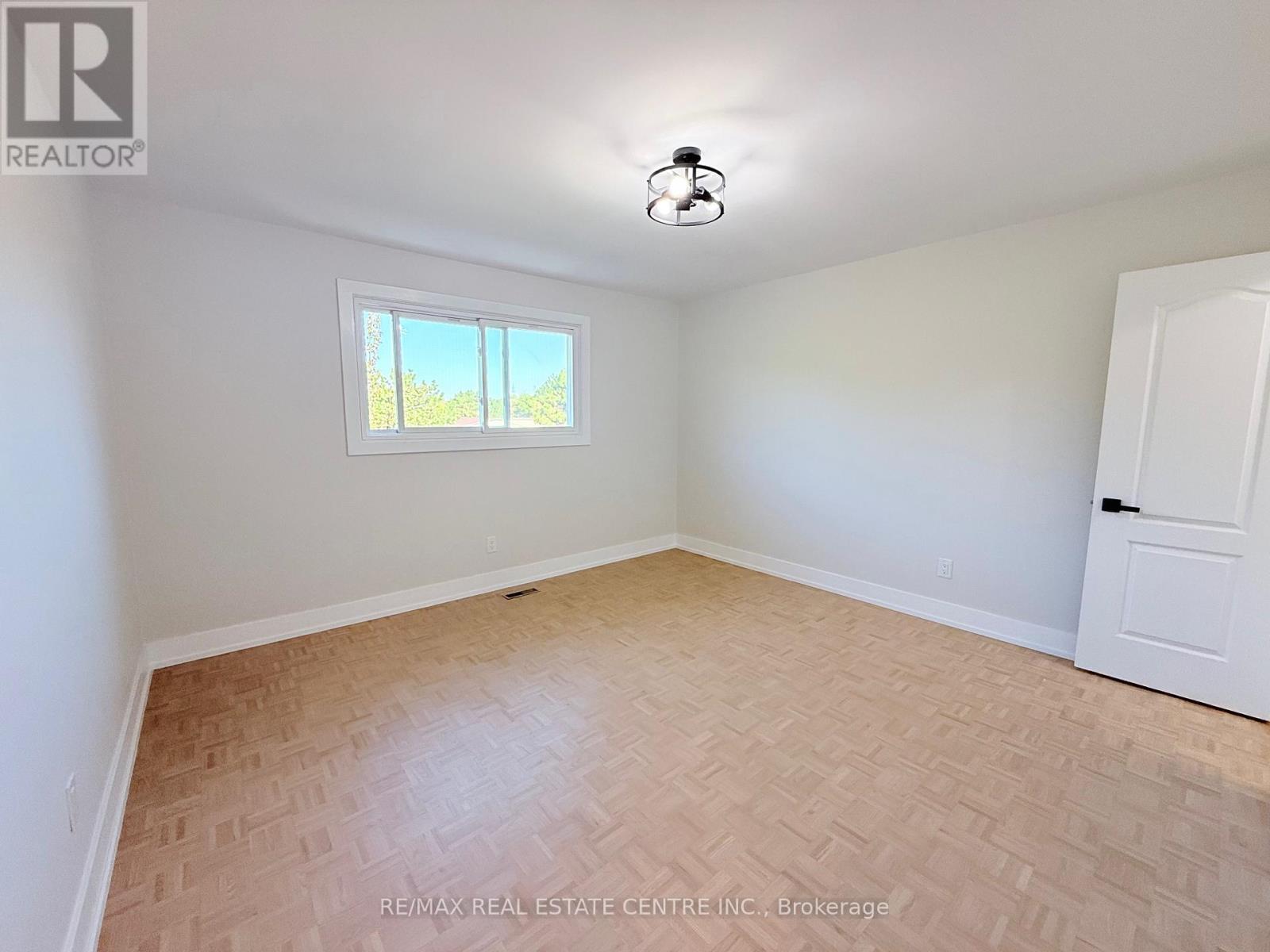 1215 Larny Court, Mississauga, Ontario  L4W 3N4 - Photo 14 - W12439890