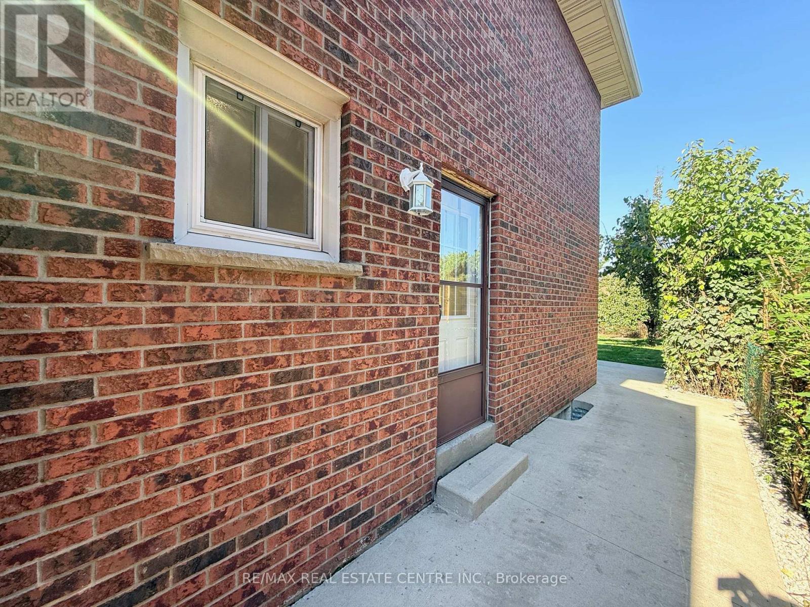 1215 Larny Court, Mississauga, Ontario  L4W 3N4 - Photo 41 - W12439890