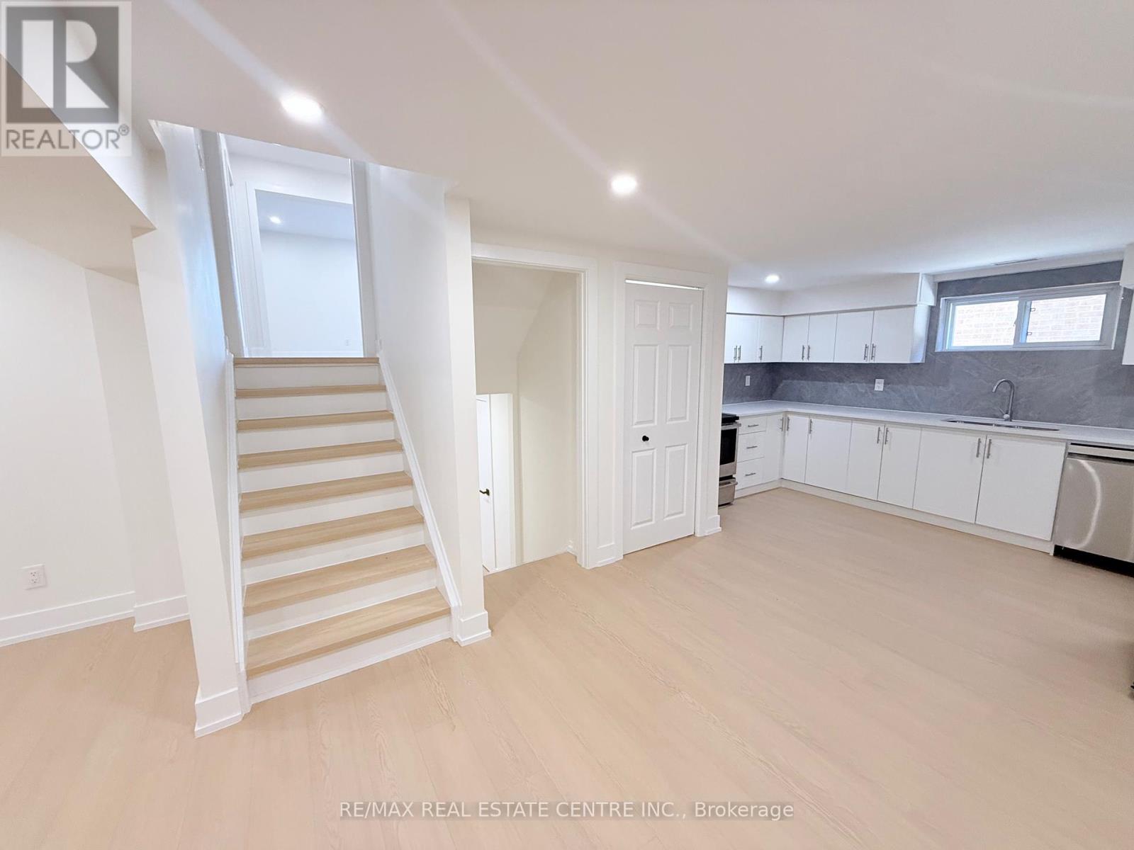 1215 Larny Court, Mississauga, Ontario  L4W 3N4 - Photo 30 - W12439890