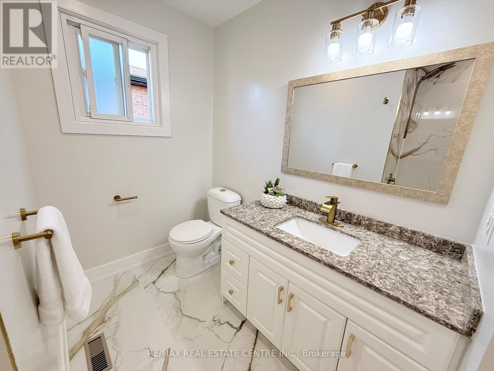 1215 Larny Court, Mississauga, Ontario  L4W 3N4 - Photo 19 - W12439890