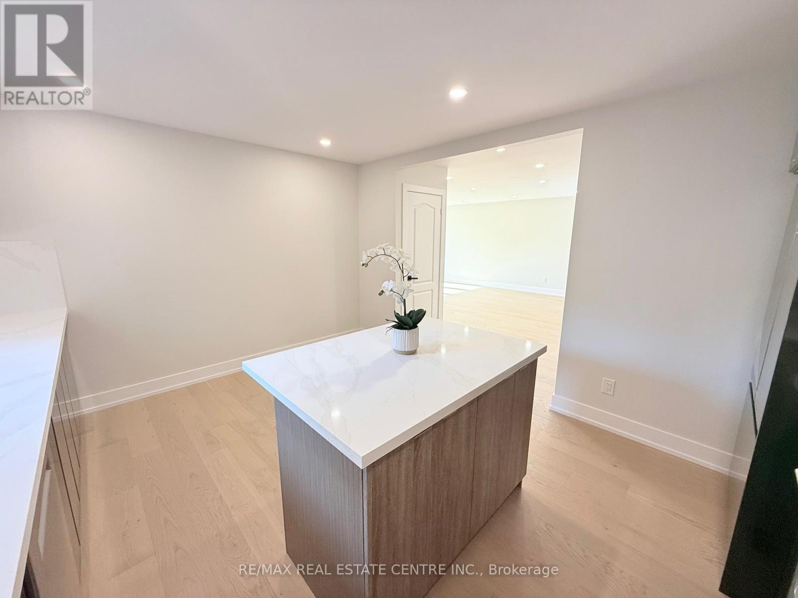 1215 Larny Court, Mississauga, Ontario  L4W 3N4 - Photo 12 - W12439890