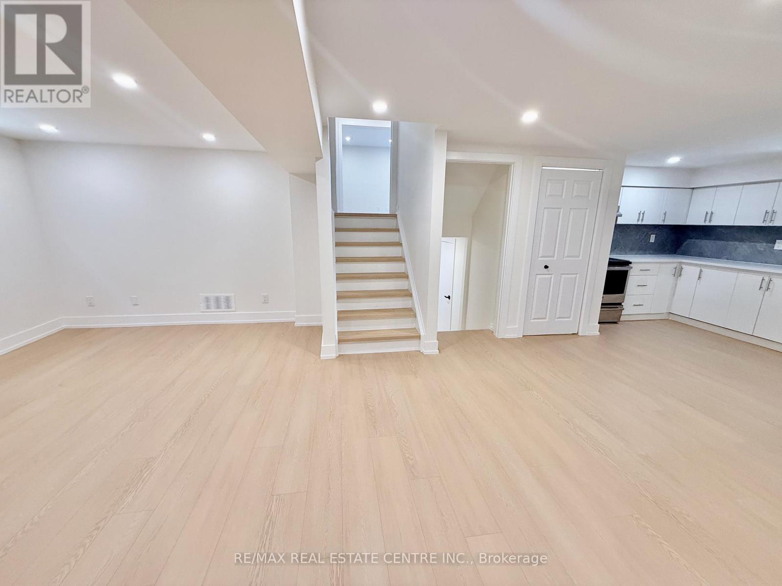 1215 Larny Court, Mississauga, Ontario  L4W 3N4 - Photo 31 - W12439890
