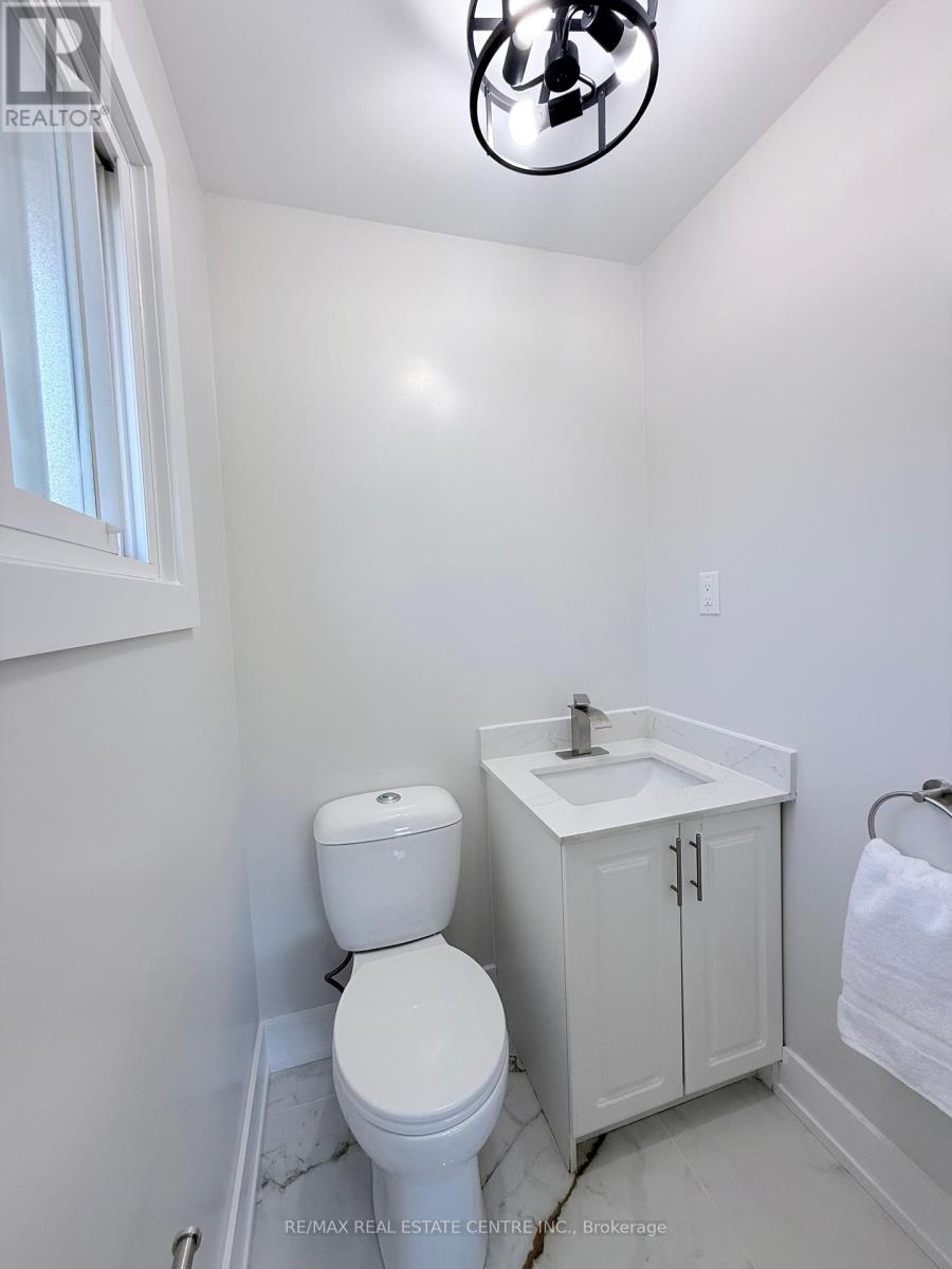 1215 Larny Court, Mississauga, Ontario  L4W 3N4 - Photo 16 - W12439890