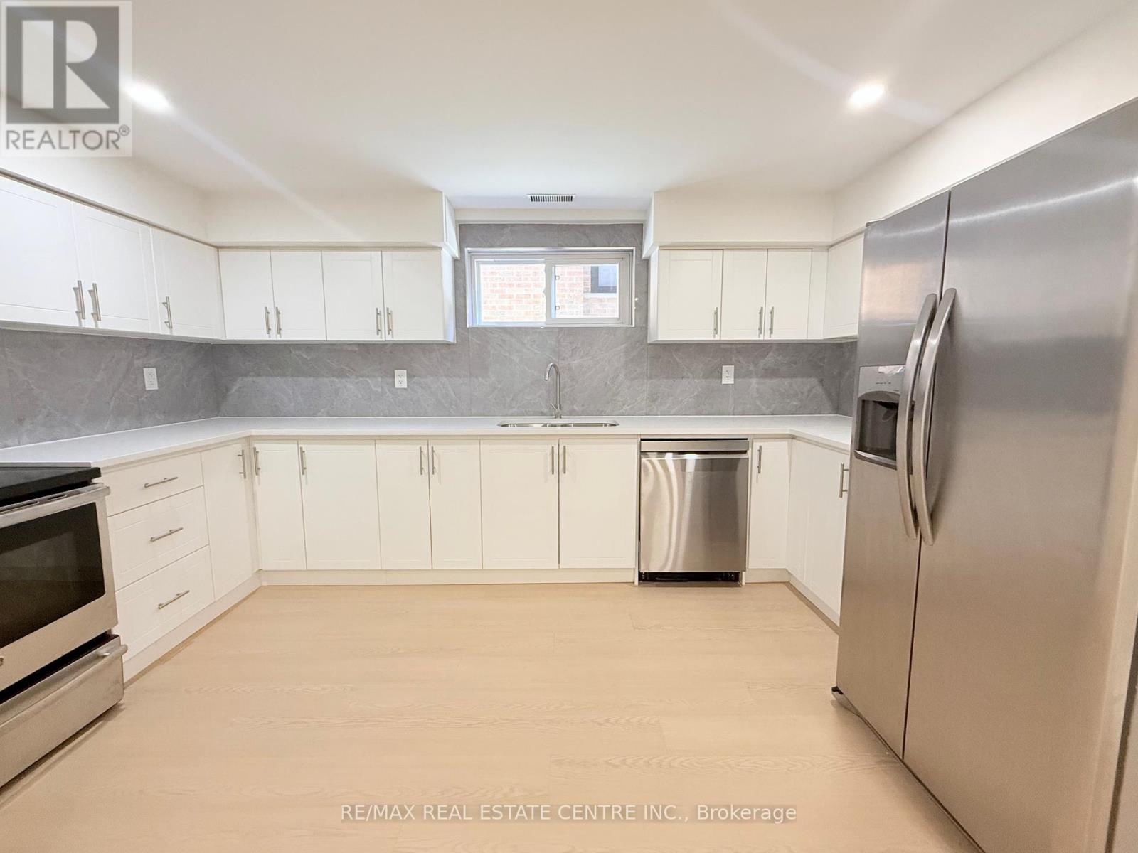 1215 Larny Court, Mississauga, Ontario  L4W 3N4 - Photo 32 - W12439890