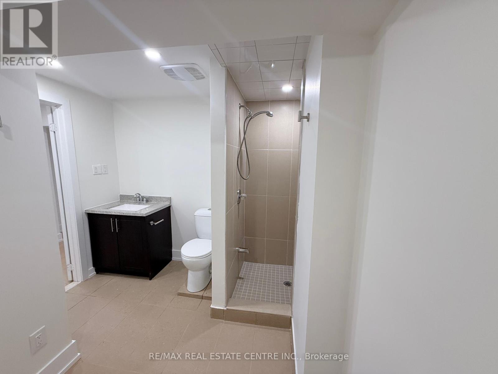 1215 Larny Court, Mississauga, Ontario  L4W 3N4 - Photo 40 - W12439890