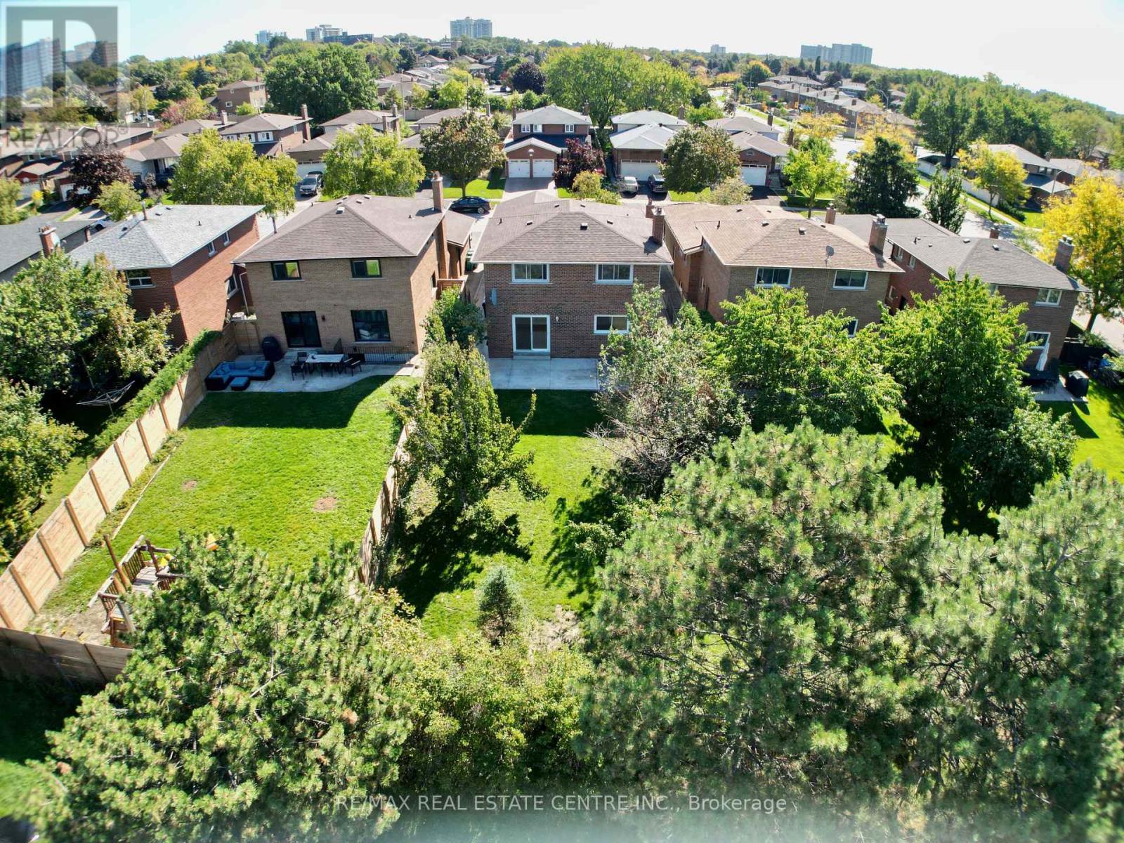 1215 Larny Court, Mississauga, Ontario  L4W 3N4 - Photo 46 - W12439890