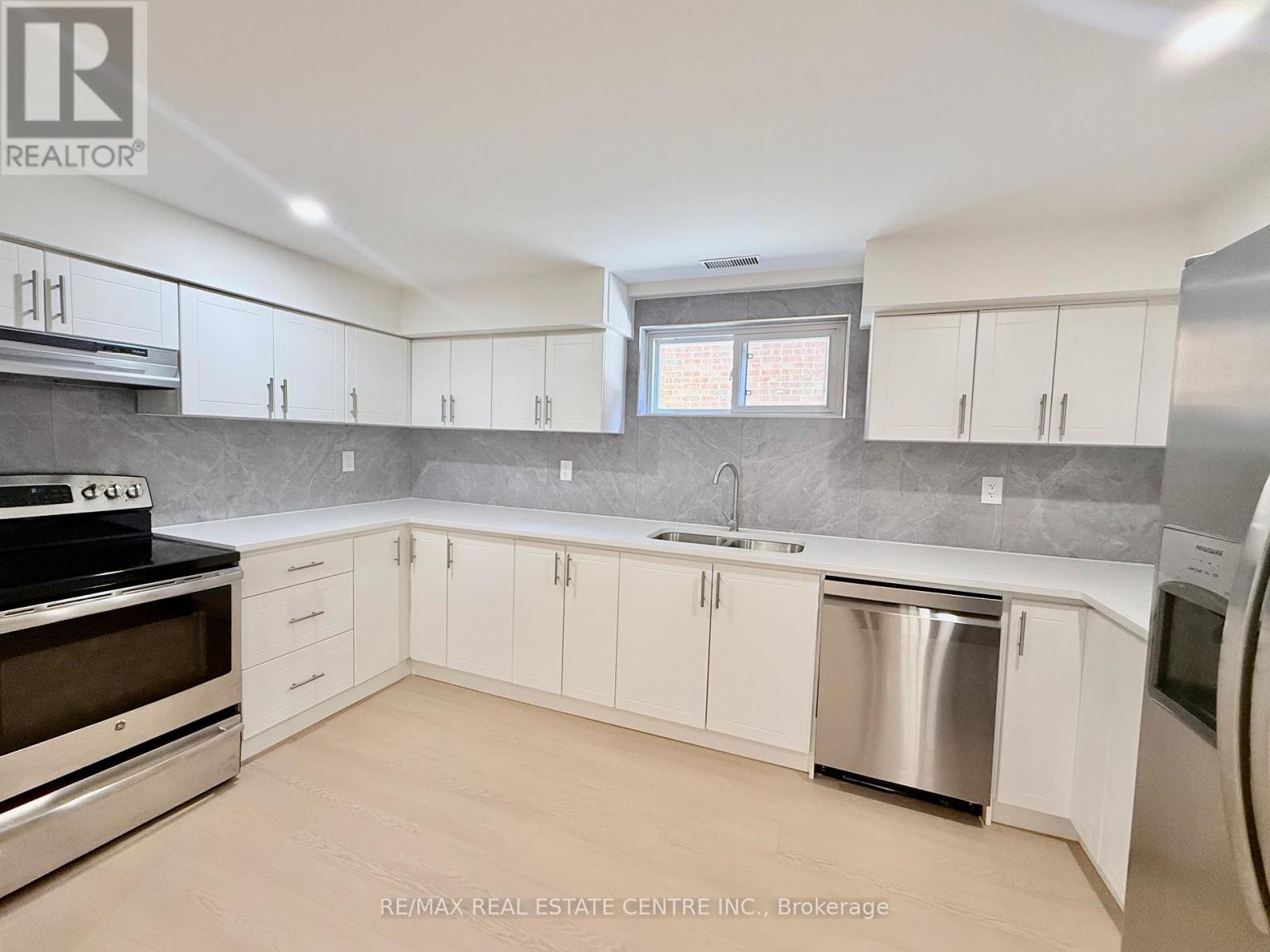 1215 Larny Court, Mississauga, Ontario  L4W 3N4 - Photo 33 - W12439890