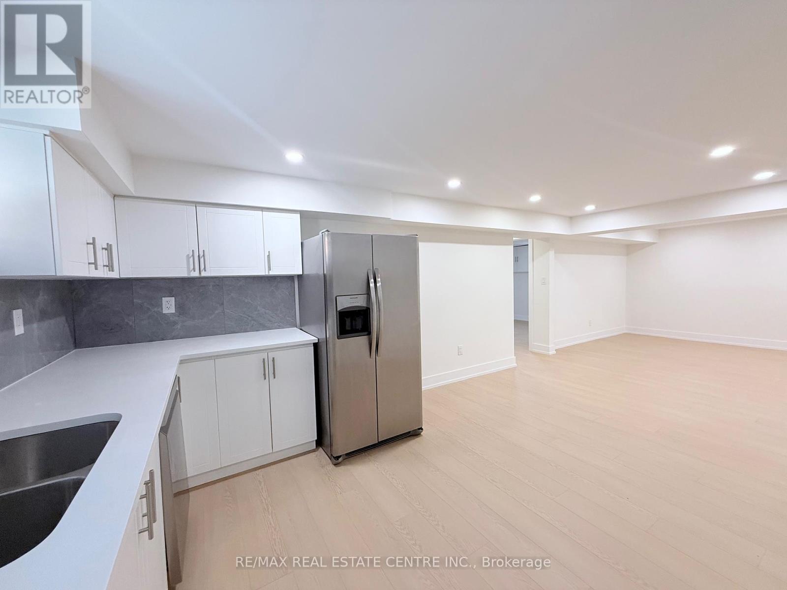 1215 Larny Court, Mississauga, Ontario  L4W 3N4 - Photo 34 - W12439890