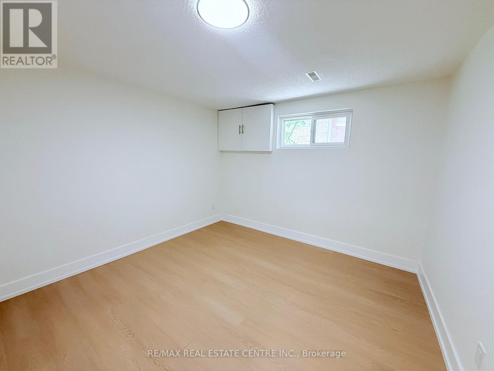 1215 Larny Court, Mississauga, Ontario  L4W 3N4 - Photo 35 - W12439890