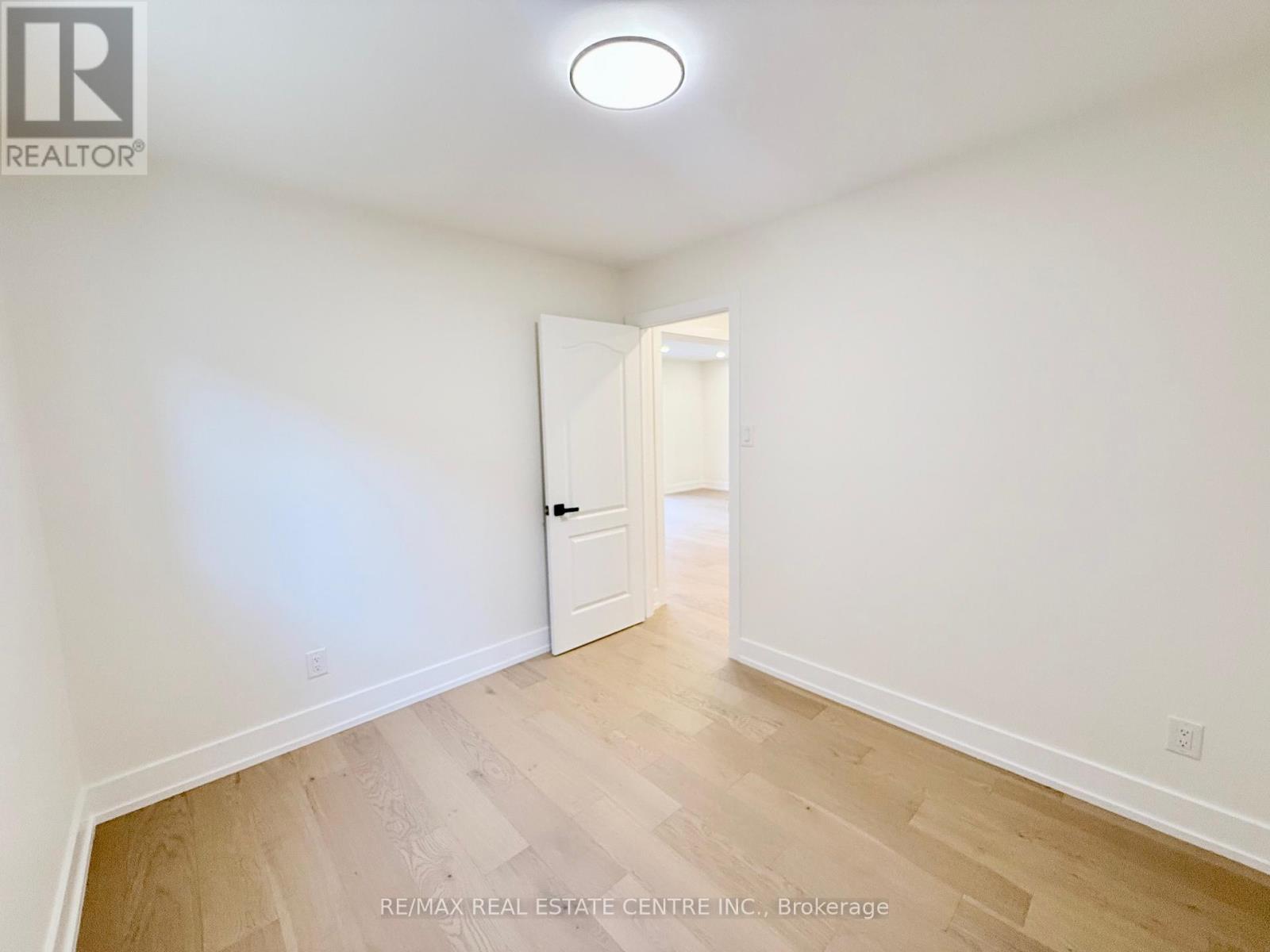 1215 Larny Court, Mississauga, Ontario  L4W 3N4 - Photo 28 - W12439890