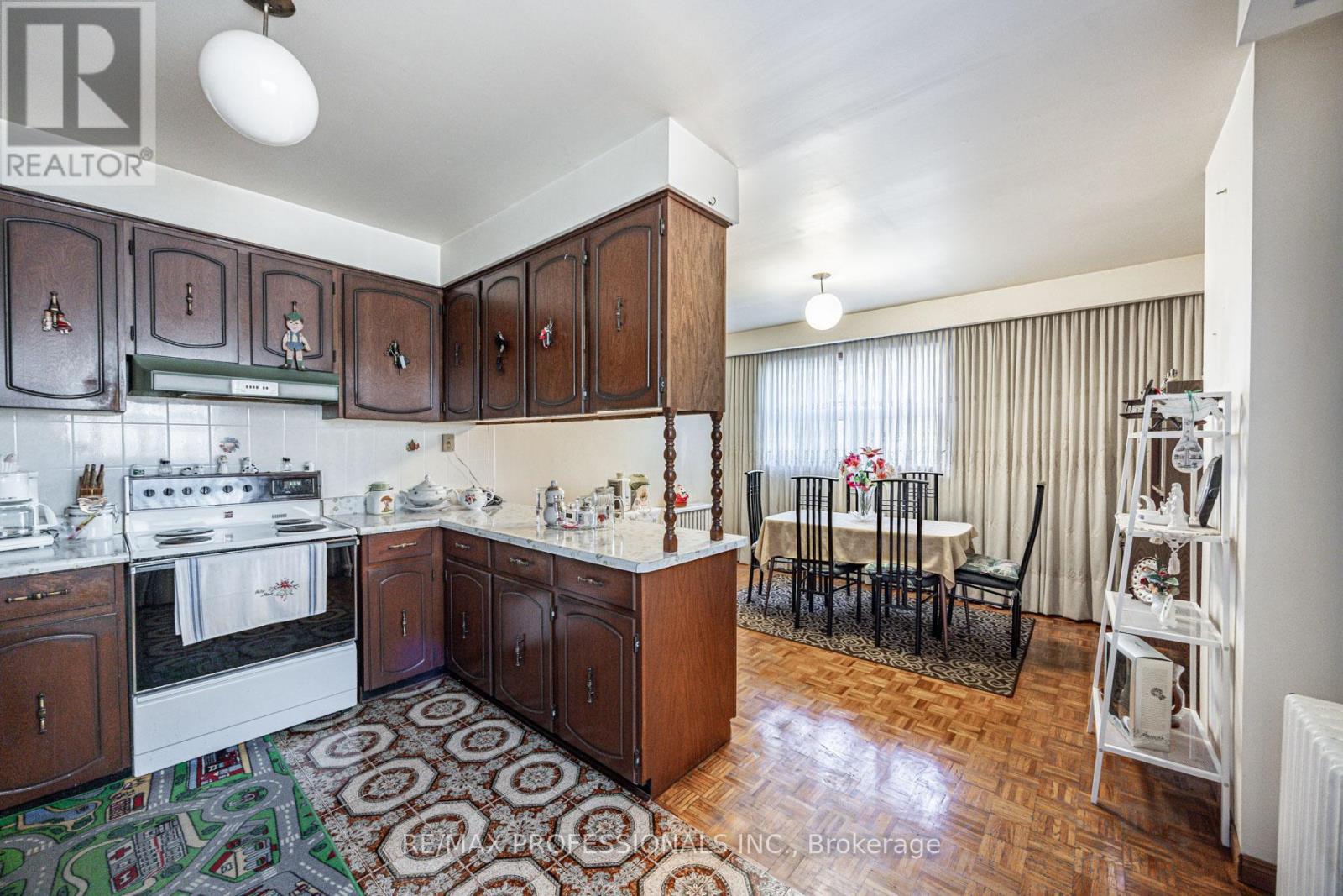 54 Wright Avenue, Toronto, Ontario  M6R 1K8 - Photo 10 - W12440017