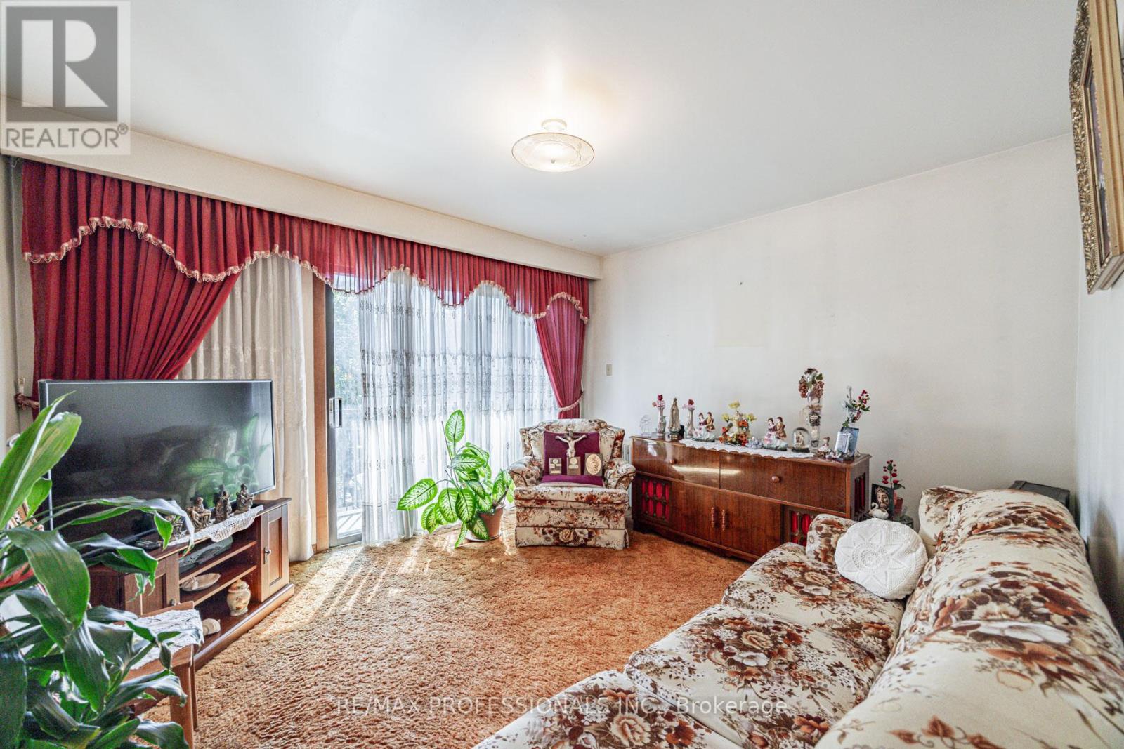 54 Wright Avenue, Toronto, Ontario  M6R 1K8 - Photo 11 - W12440017