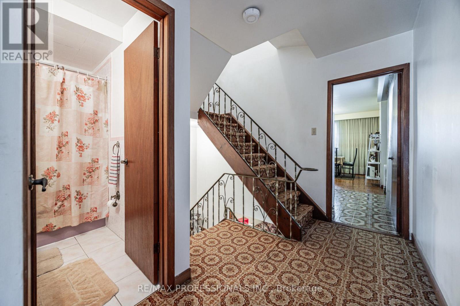 54 Wright Avenue, Toronto, Ontario  M6R 1K8 - Photo 13 - W12440017