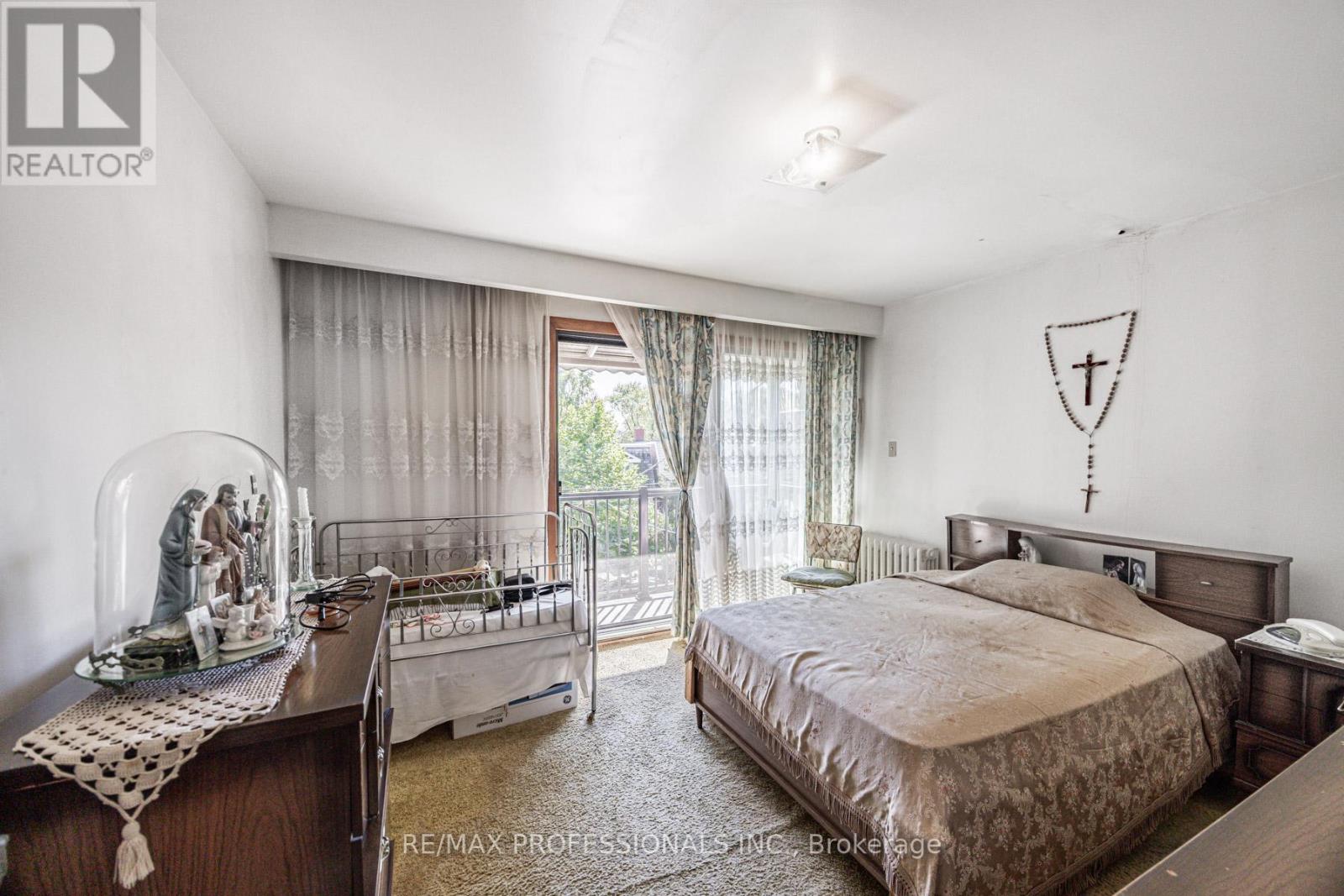 54 Wright Avenue, Toronto, Ontario  M6R 1K8 - Photo 15 - W12440017
