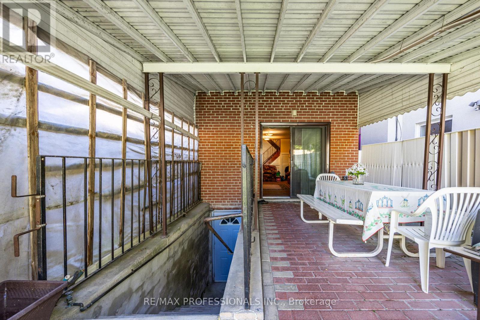 54 Wright Avenue, Toronto, Ontario  M6R 1K8 - Photo 20 - W12440017