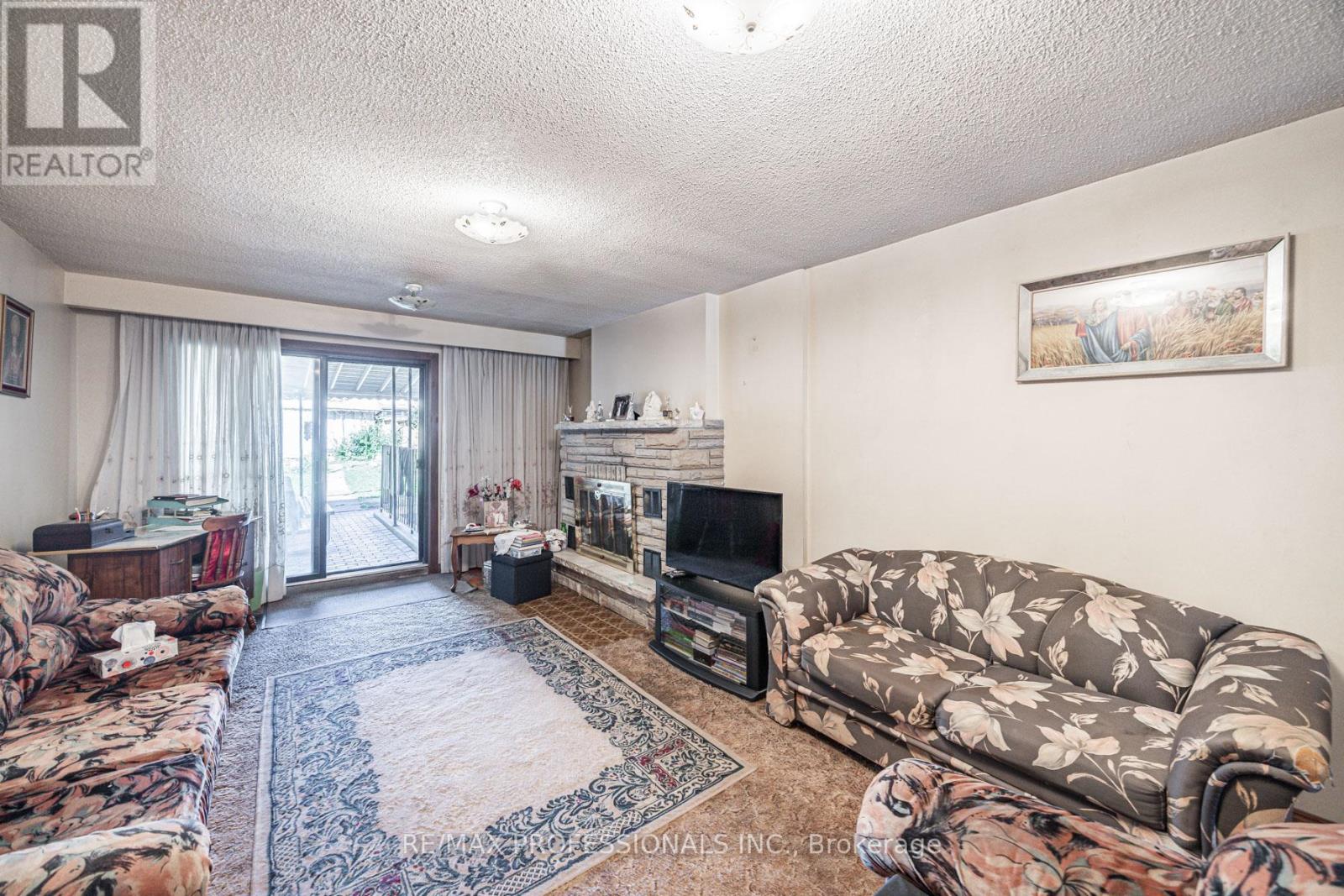 54 Wright Avenue, Toronto, Ontario  M6R 1K8 - Photo 4 - W12440017