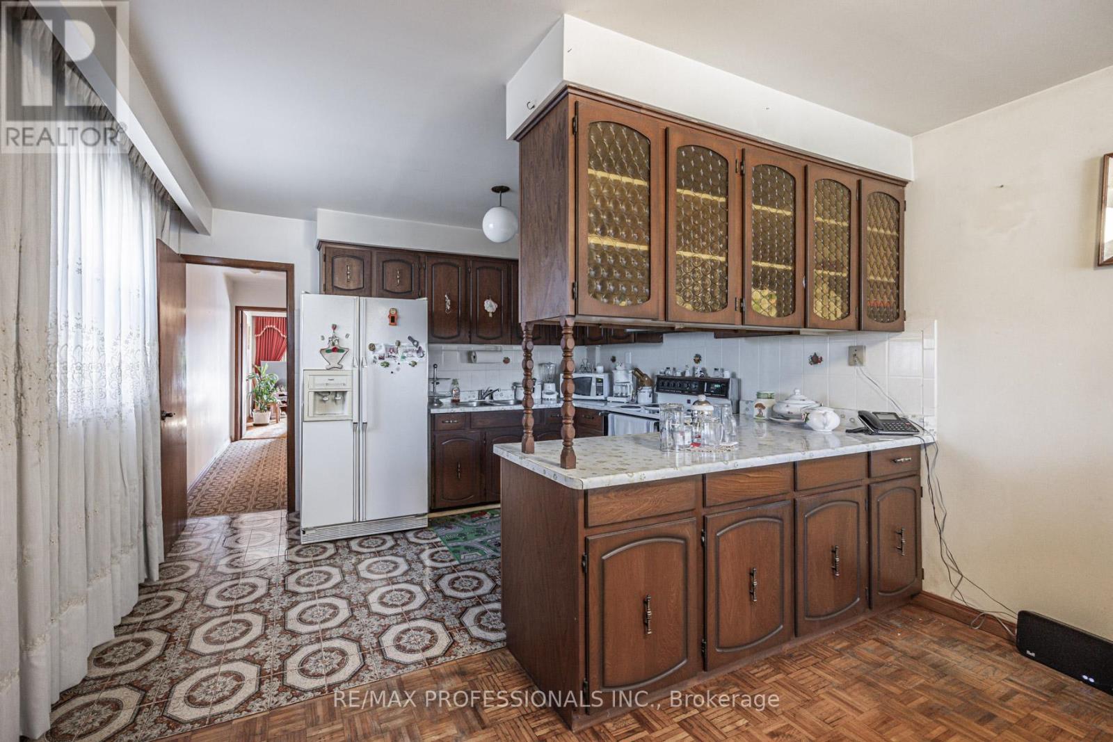 54 Wright Avenue, Toronto, Ontario  M6R 1K8 - Photo 7 - W12440017