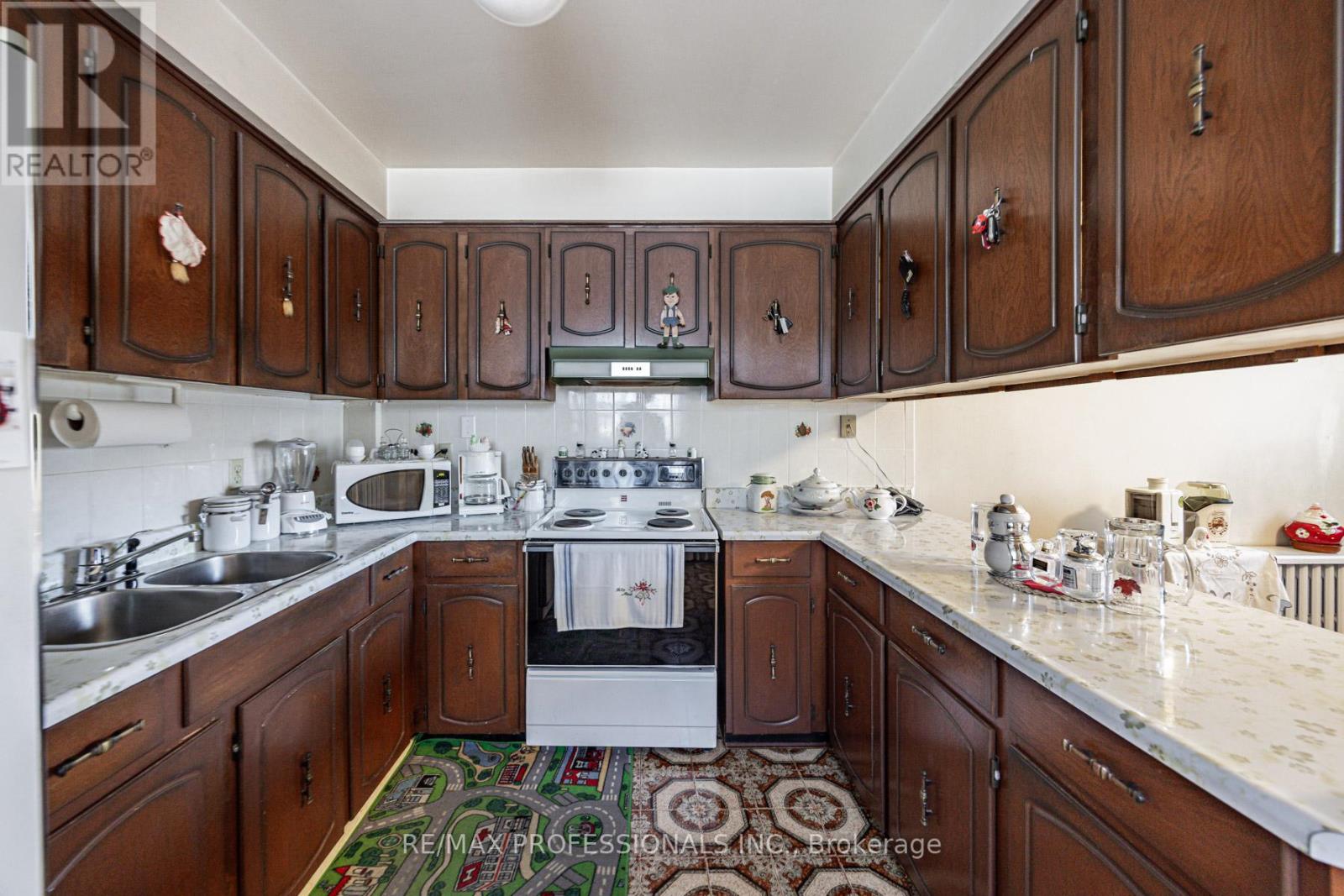 54 Wright Avenue, Toronto, Ontario  M6R 1K8 - Photo 8 - W12440017