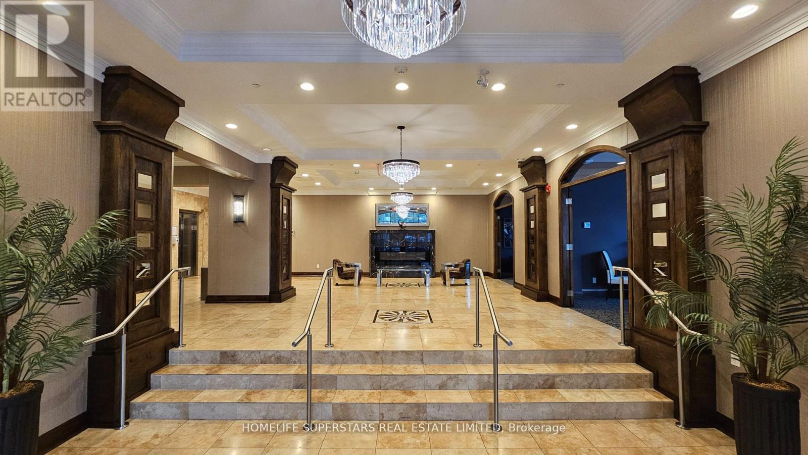 302 - 205 Lakeshore Road W, Oakville, Ontario  L6K 0H8 - Photo 2 - W12440018