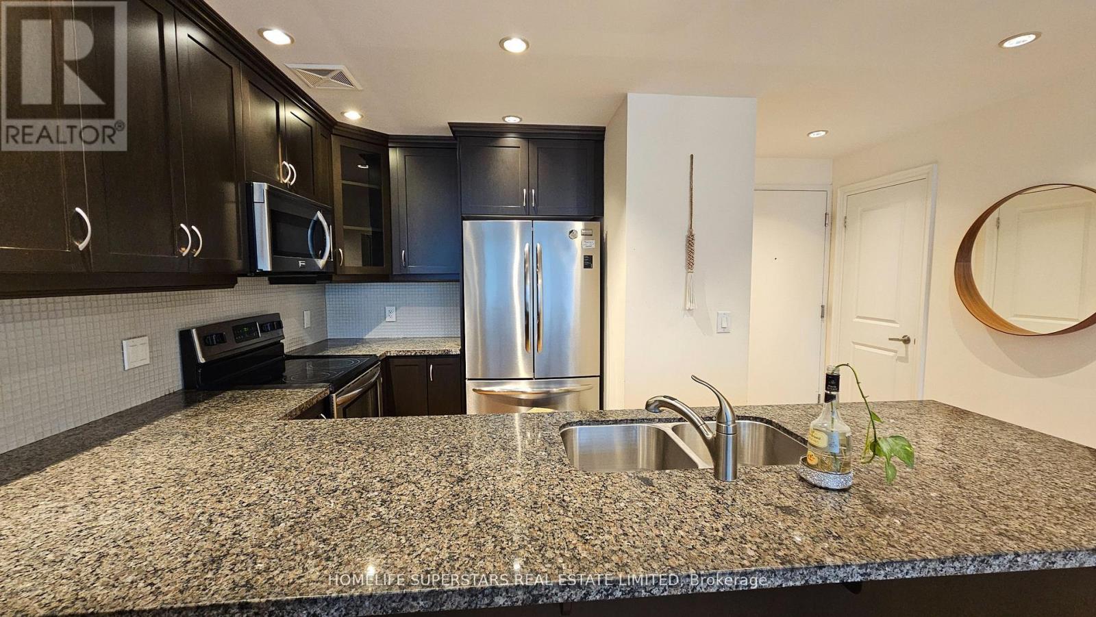 302 - 205 Lakeshore Road W, Oakville, Ontario  L6K 0H8 - Photo 6 - W12440018