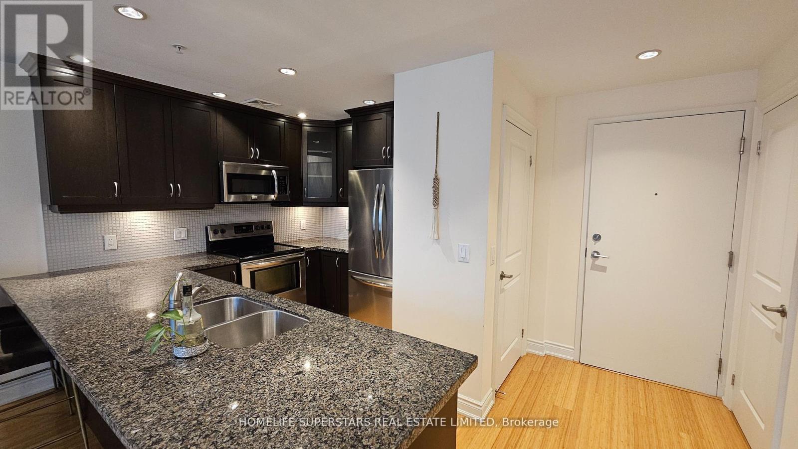302 - 205 Lakeshore Road W, Oakville, Ontario  L6K 0H8 - Photo 7 - W12440018