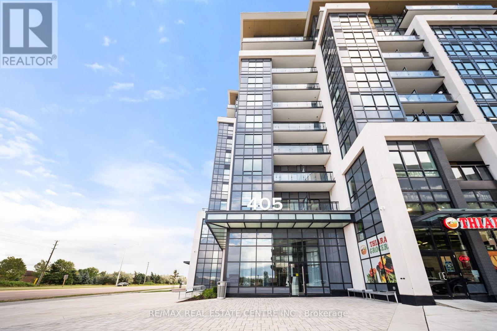 813 - 405 Dundas Street W, Oakville, Ontario  L6M 4P9 - Photo 3 - W12440049