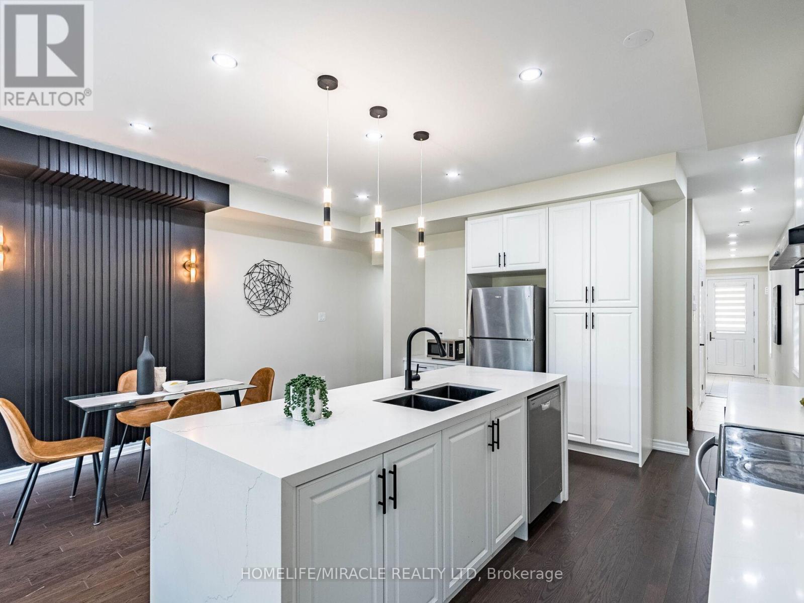 1416 Oakmont Common E, Burlington, Ontario  L7P 0V8 - Photo 13 - W12440105