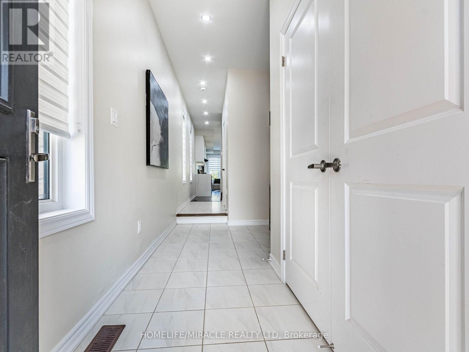 1416 Oakmont Common E, Burlington, Ontario  L7P 0V8 - Photo 3 - W12440105