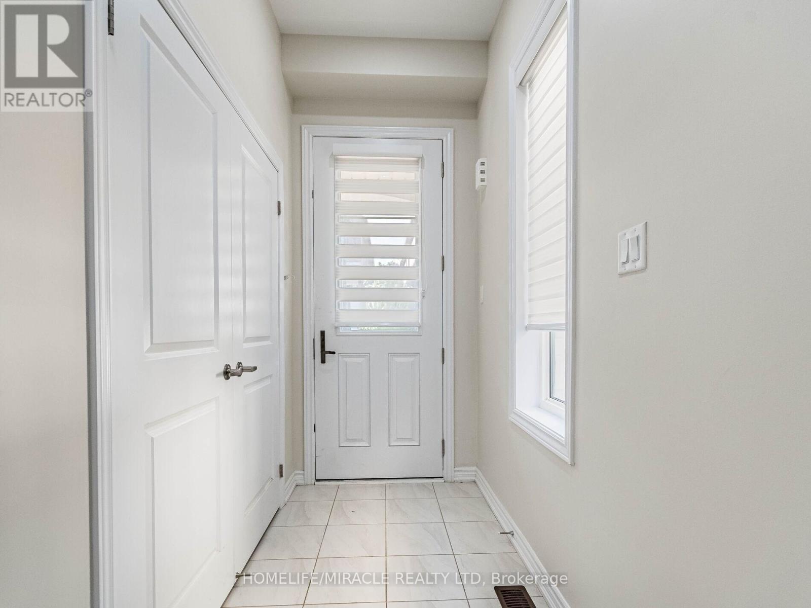 1416 Oakmont Common E, Burlington, Ontario  L7P 0V8 - Photo 4 - W12440105