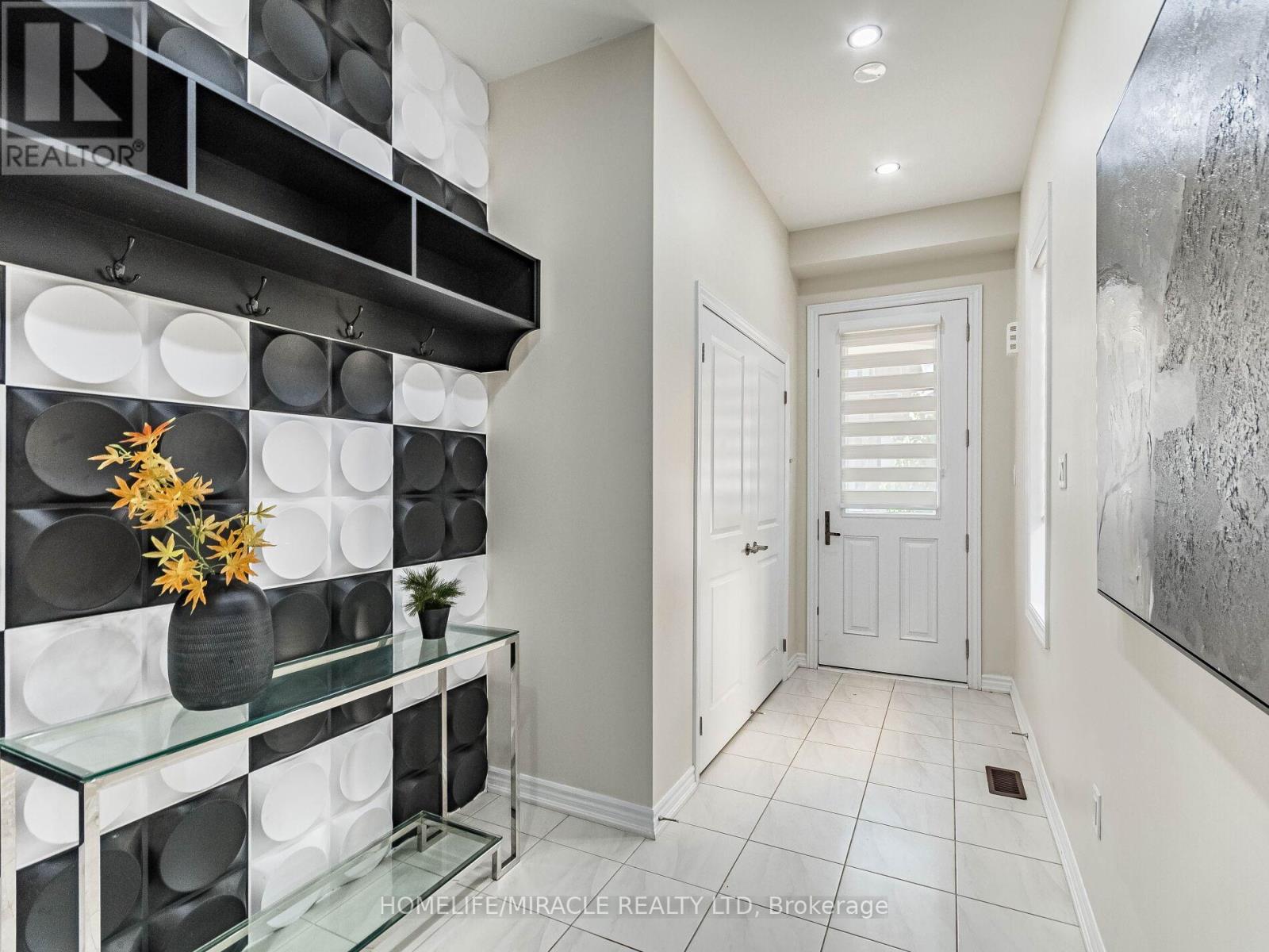 1416 Oakmont Common E, Burlington, Ontario  L7P 0V8 - Photo 5 - W12440105