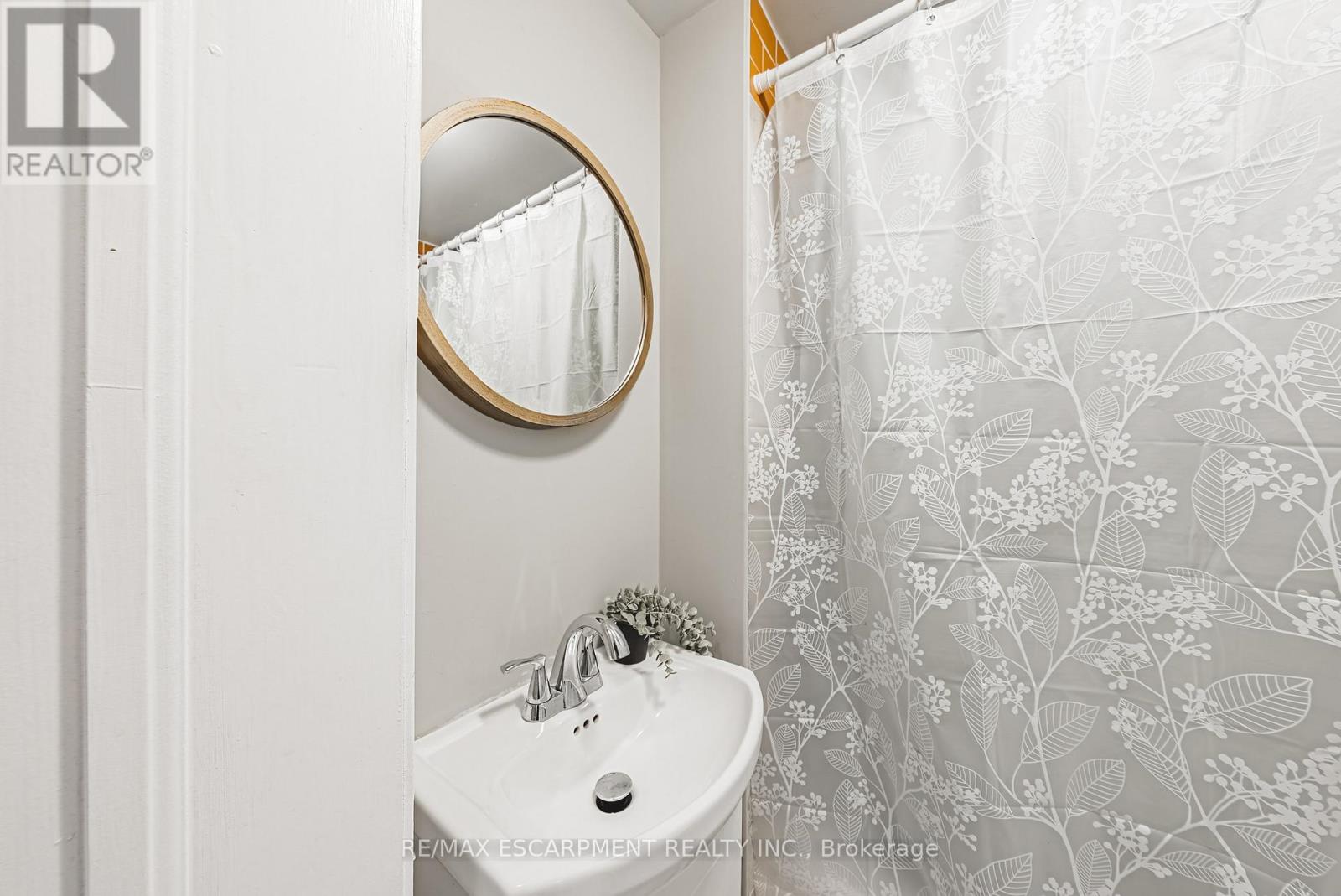 24 Rowanwood Street, Hamilton, Ontario  L8L 7H3 - Photo 17 - X12440074